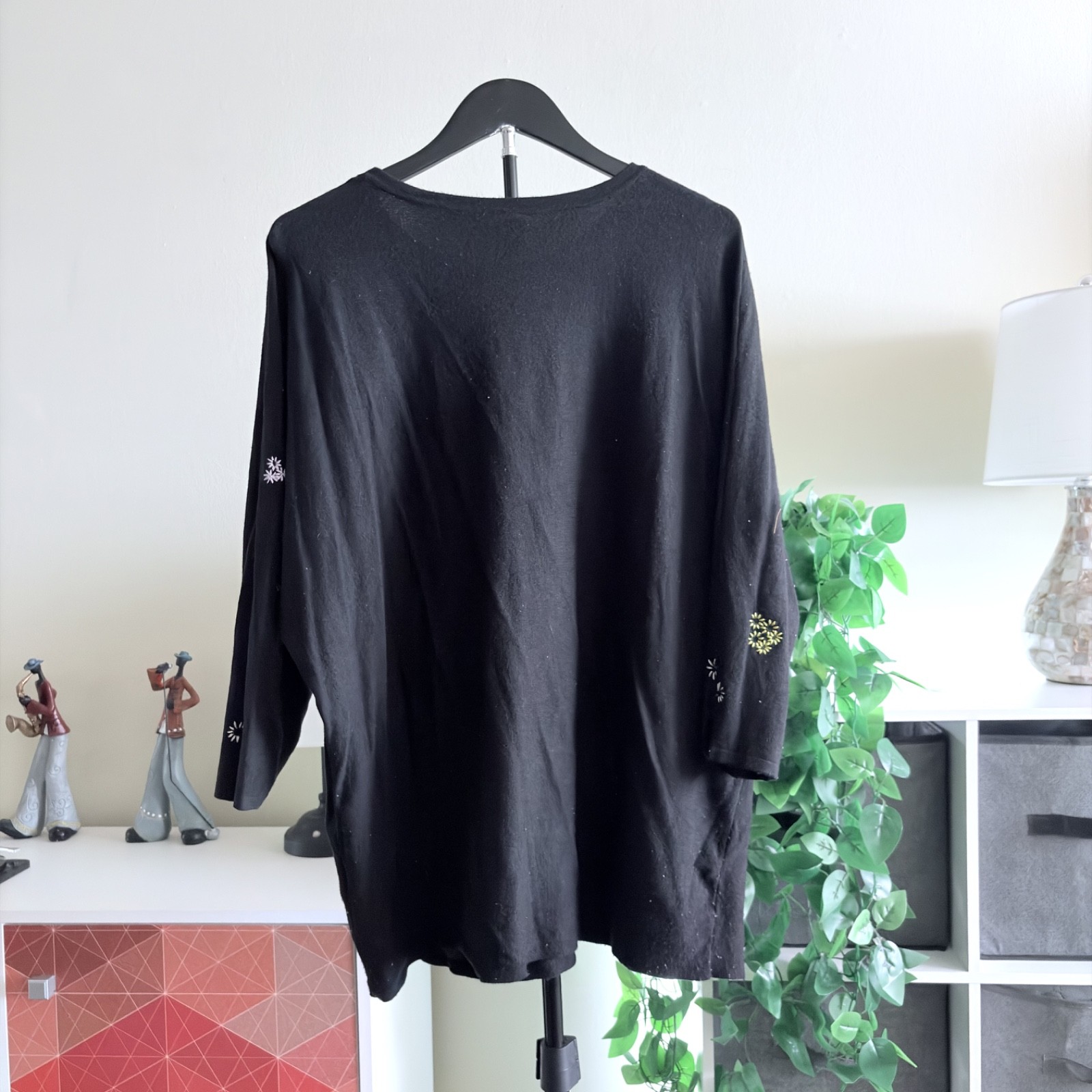 Aaeda 1X Blouse Tunic Black Fine Knit Sweater Embroidered Floral Dolman Sleeve