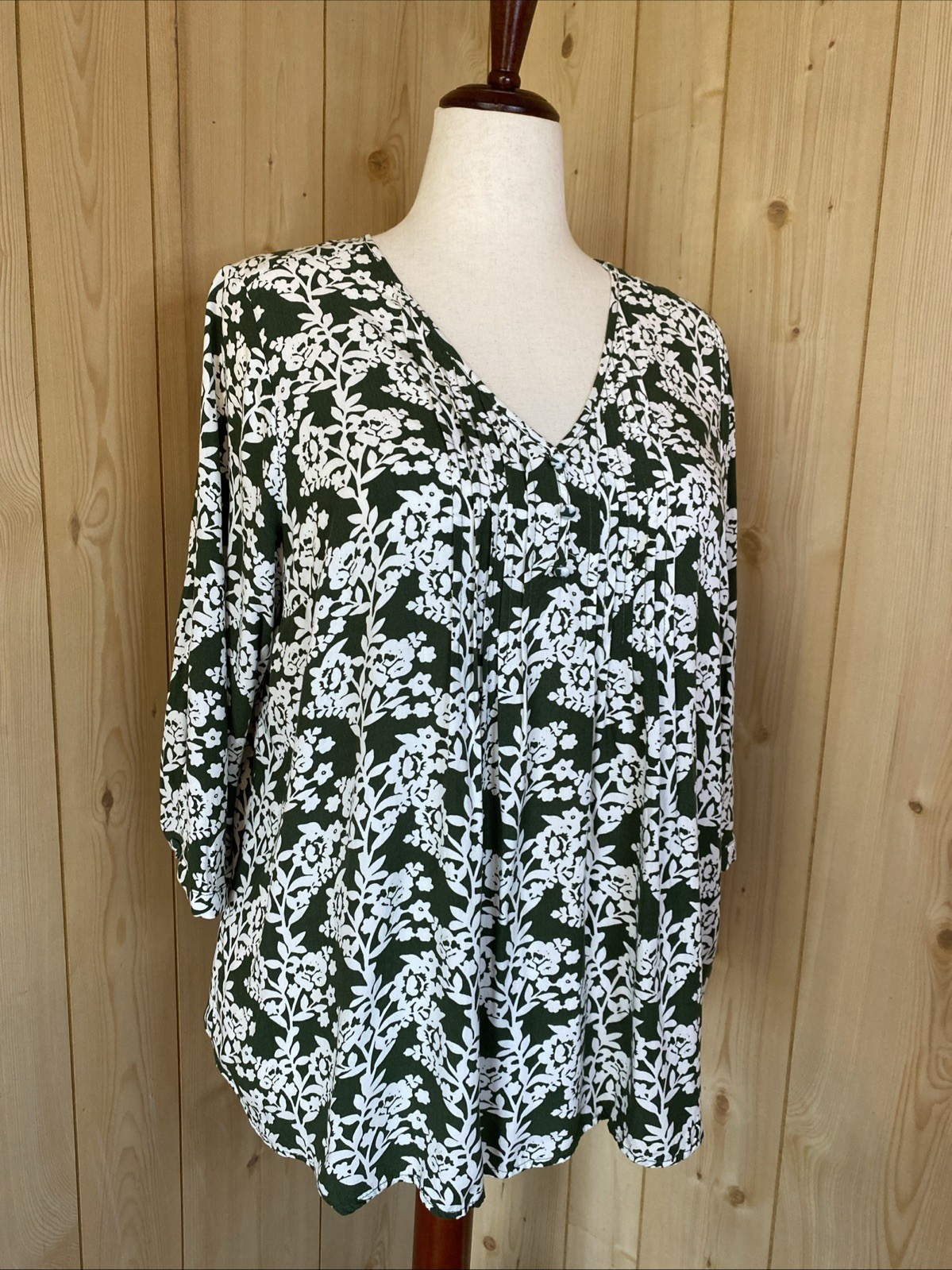 Green White Floral Popover Blouse. V Neck. Lightweight. 1X (16-18)