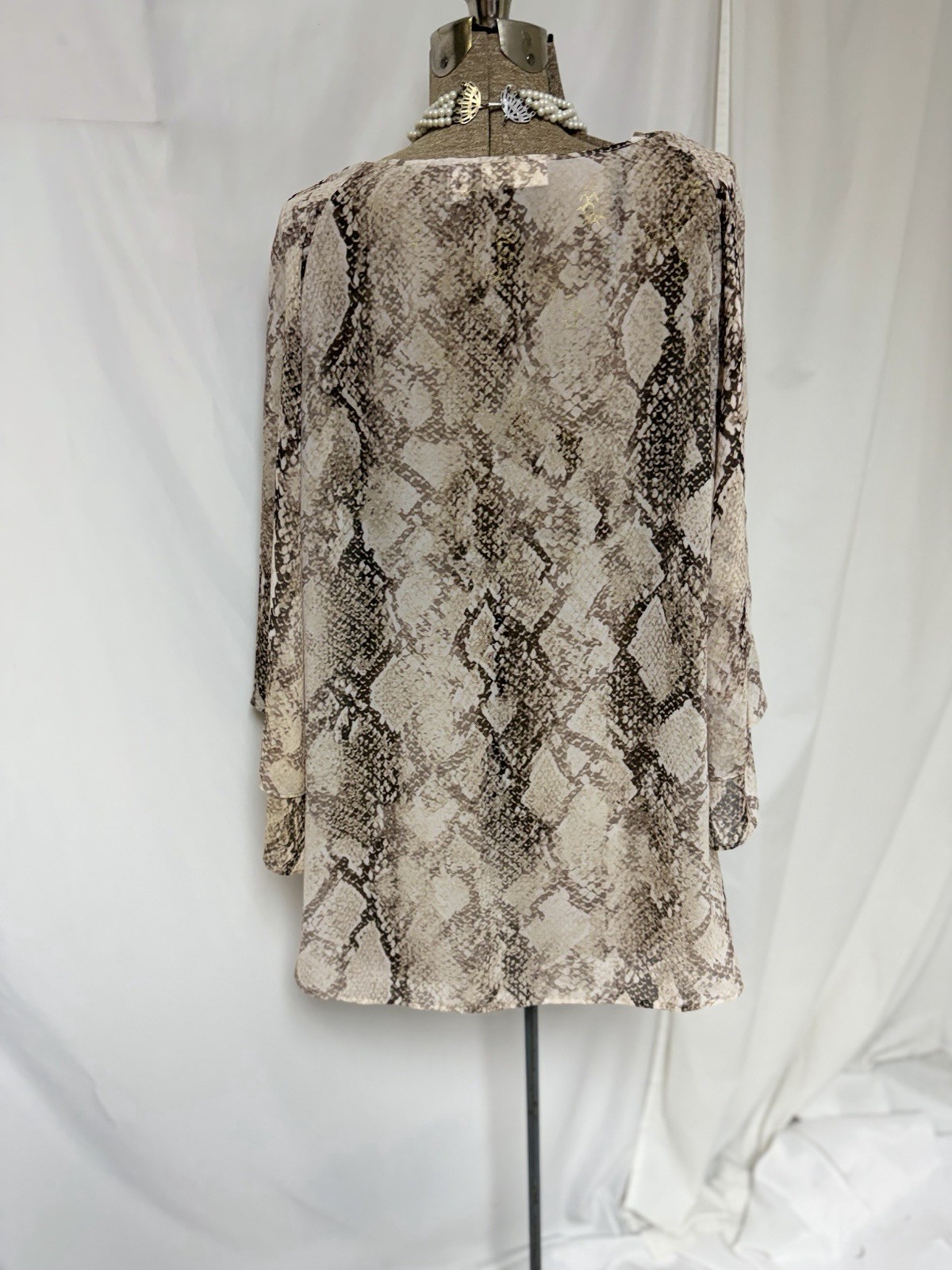 Chicos Top Size 4 Or 20-22 Lightweight Snakeskin Cold Shoulder Blouse Easy Care