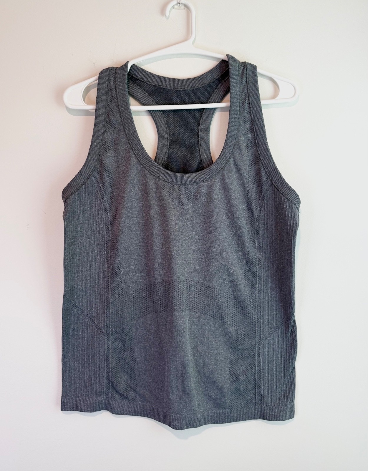 Old Navy Fluid Seamless Fitted Racerback Tank Top in Heather Gray, Size Large