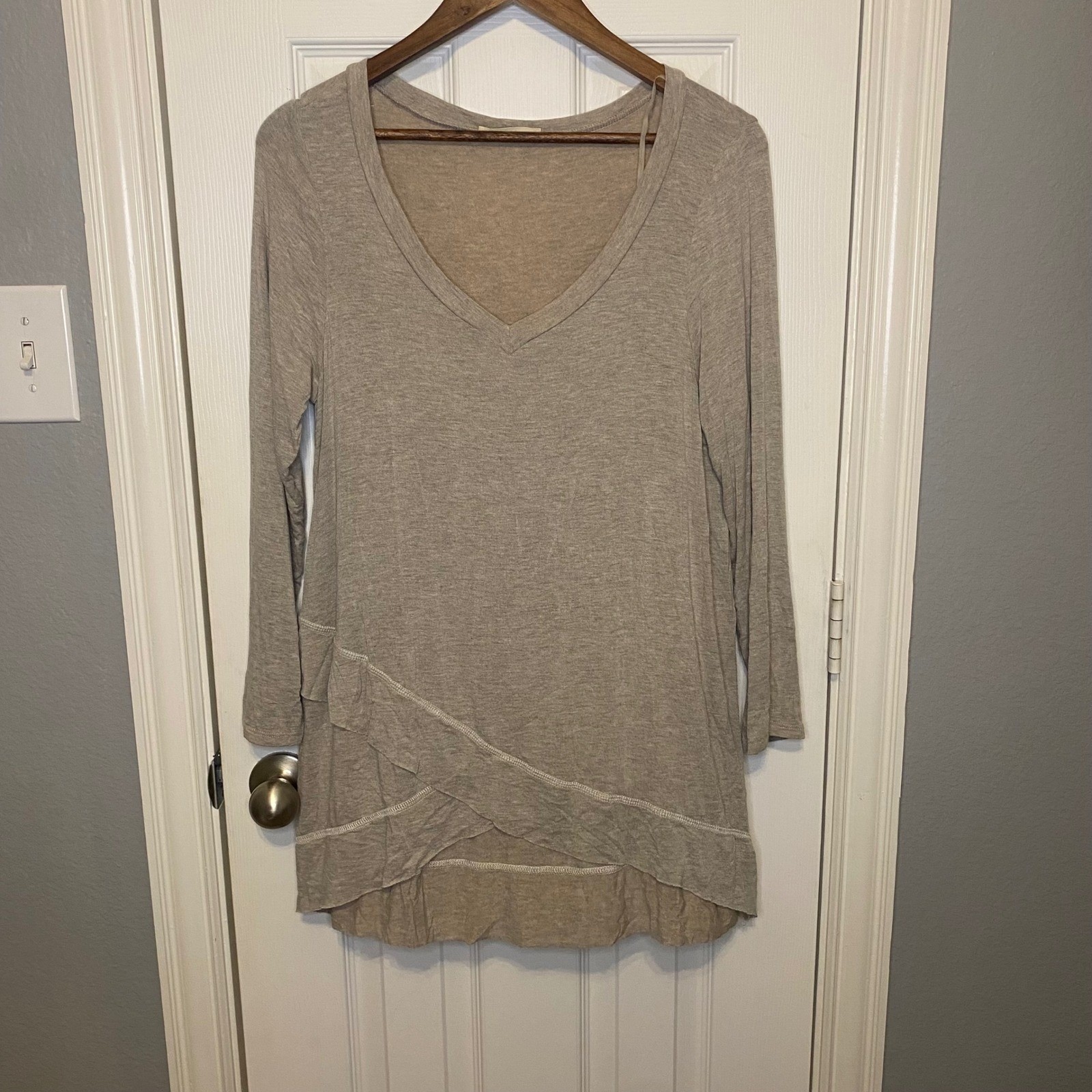 Easel Tunic Top Shirt Women’s Medium Taupe V Neck Ruffle Layered