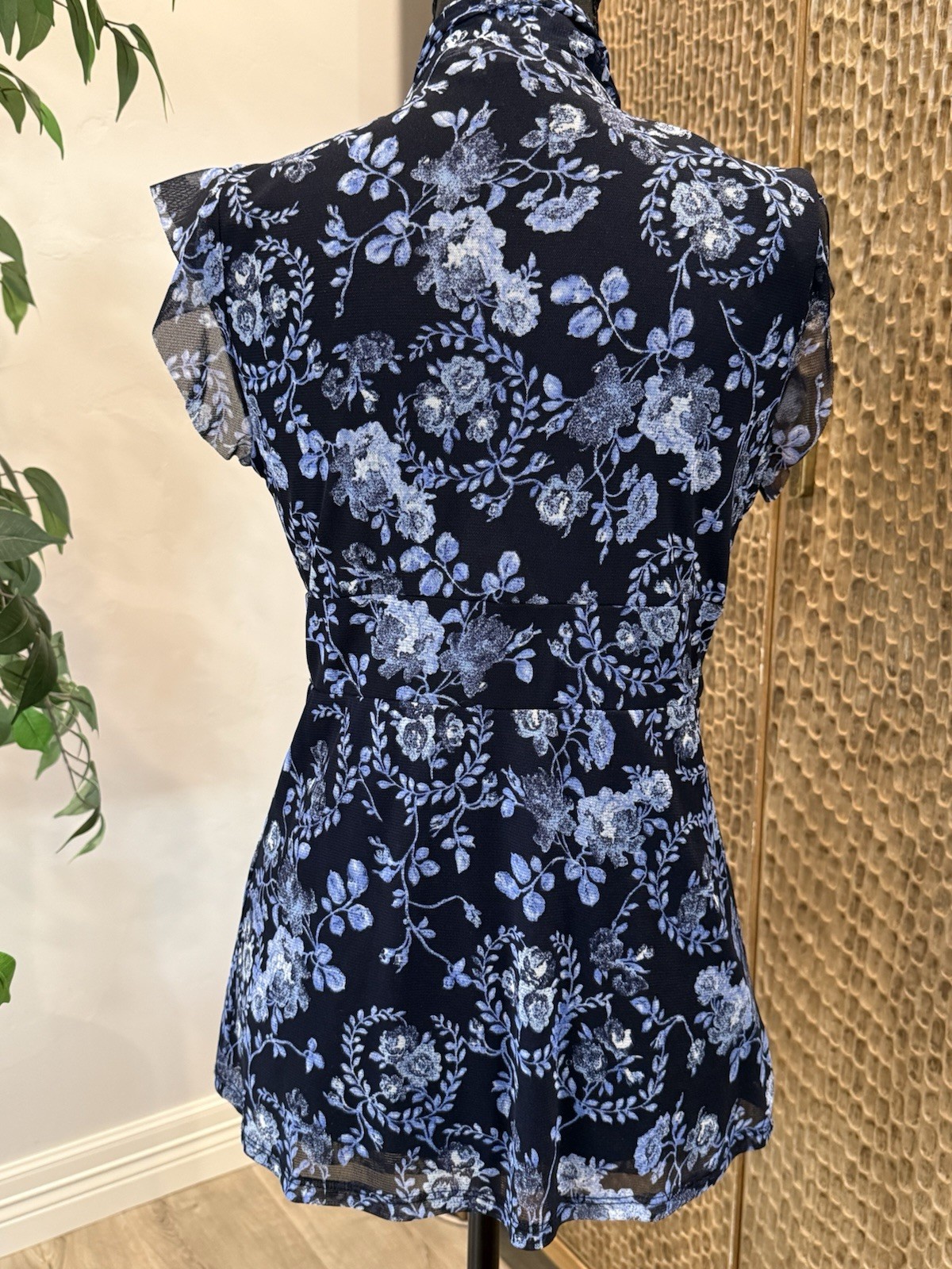 New York & Company Women’s Blue White Floral Mesh Nylon V-Neck Tie Blouse Med