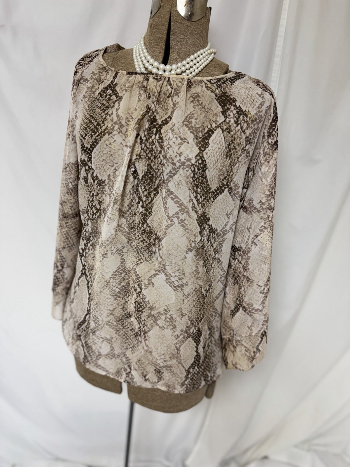 Chicos Top Size 4 Or 20-22 Lightweight Snakeskin Cold Shoulder Blouse Easy Care