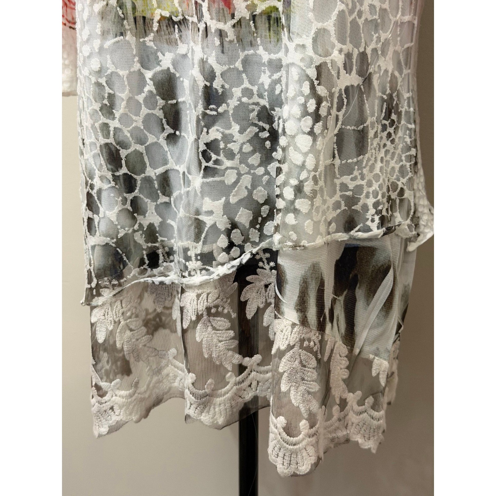 Suzanne’s Women Floral Burnout Tunic V-Neck 3/4 Sleeve Lace Trim Asymmetric Top