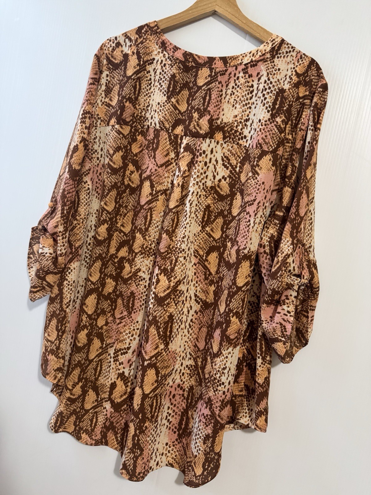 NEW Worthington Women’s 2X Top Roll Tab Sleeve V-Neck Snakeskin Print
