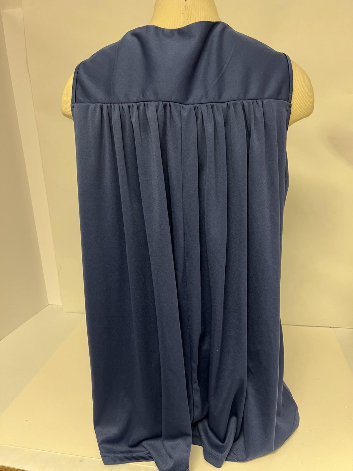 CW Classics Womens 1X Blue Sleeveless Blouse Keyhole Neck Lined Flowy Top