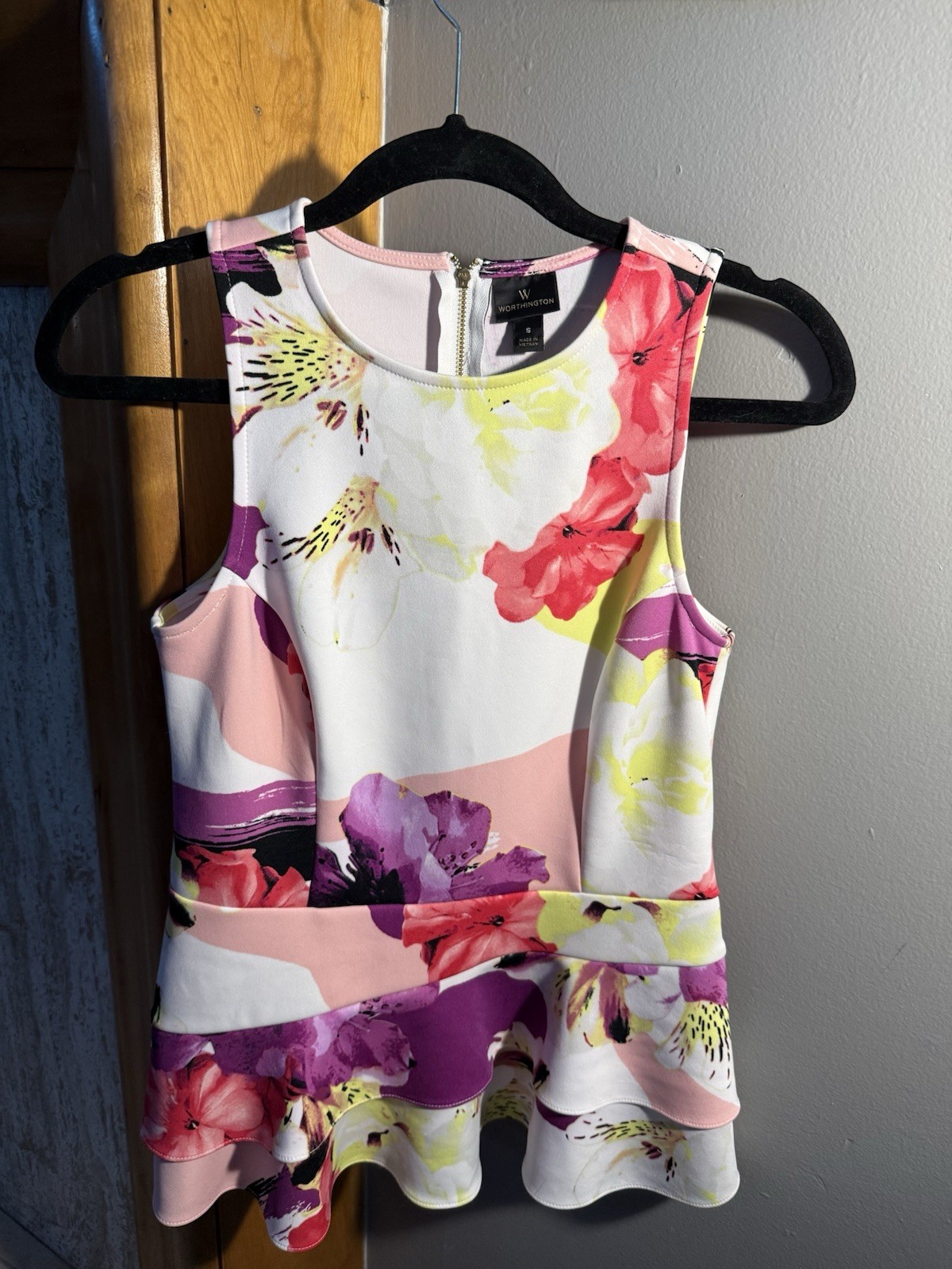 Worthington Flower Print Cutoff Back Zipper Blouse: Small Poly/Spandex Blend