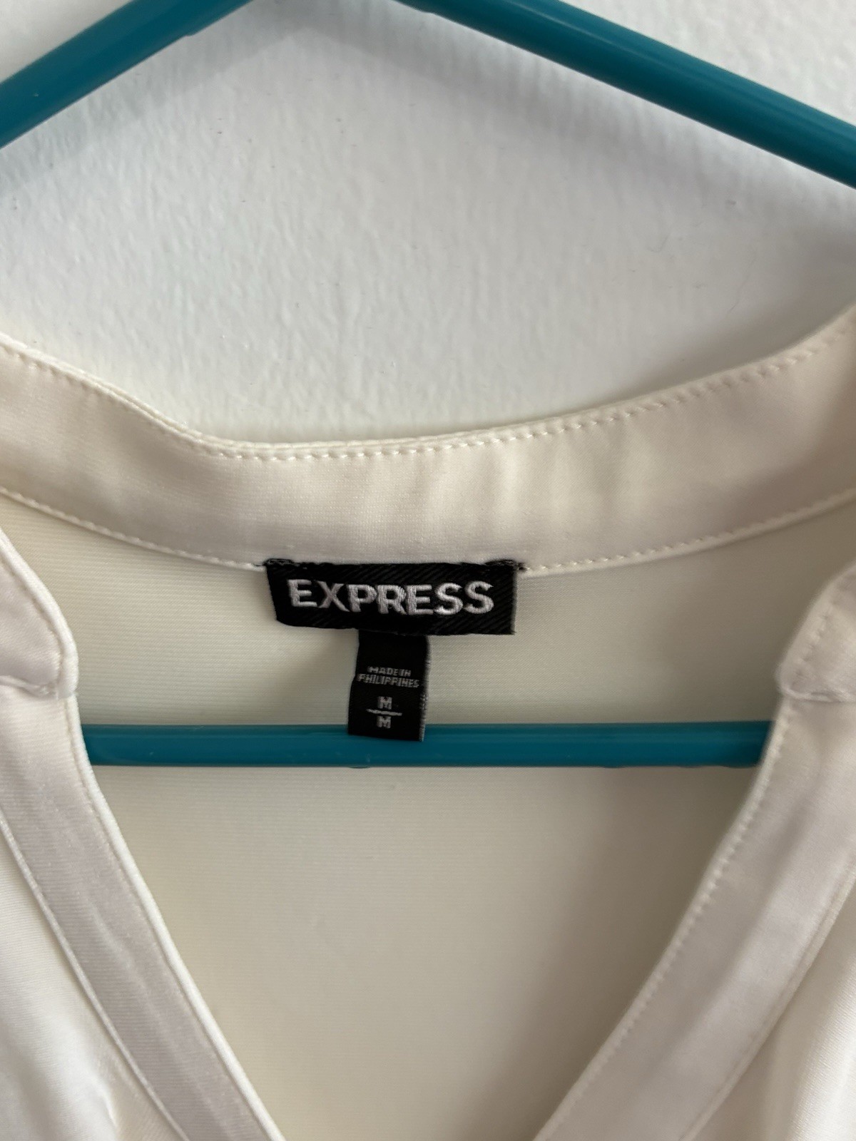 Women’s Express Blouse M Ivory Solid Ruffle V-Neck Sleeveless Chiffon