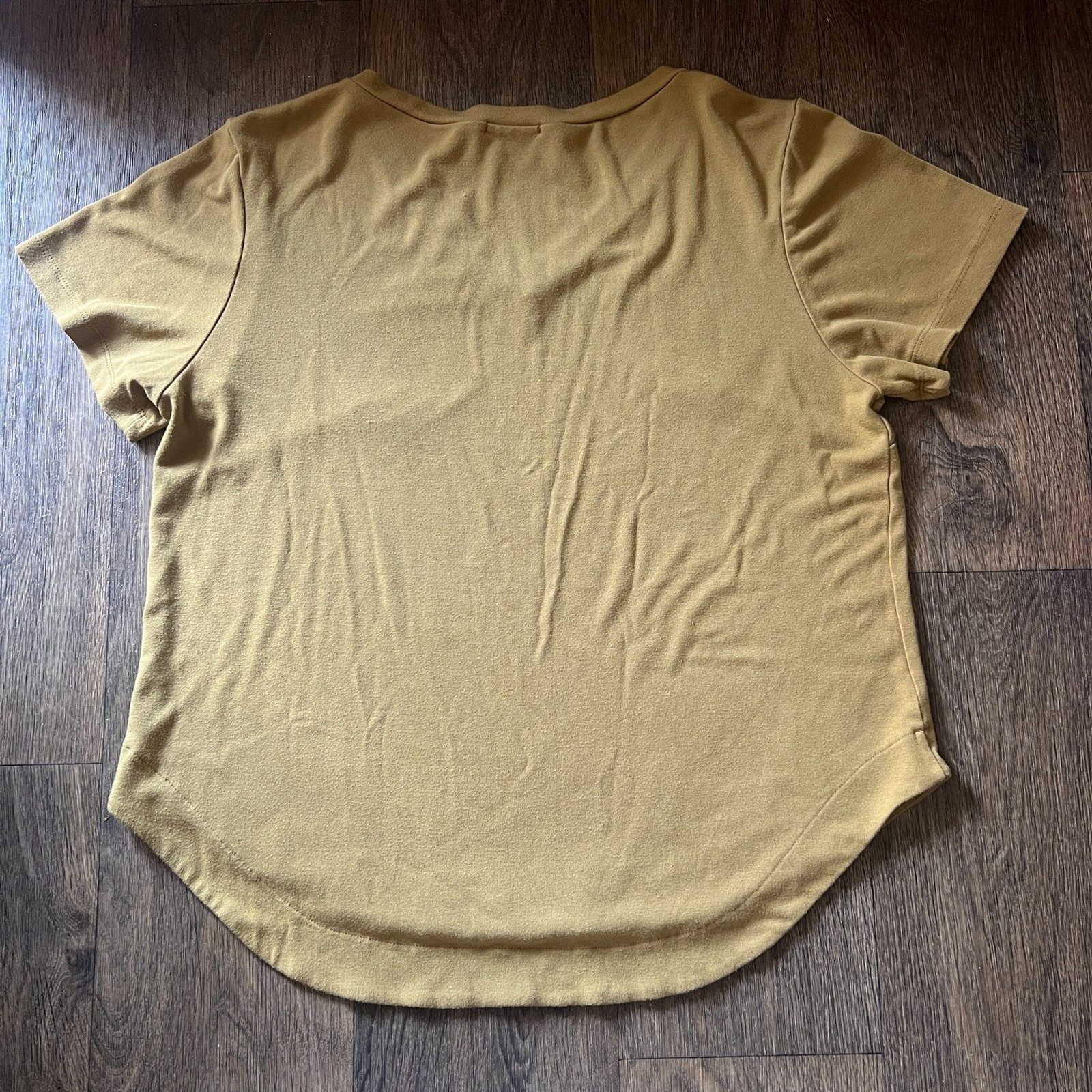 Allison Izu chartruse minimalist capsule indie short sleeve v neck t shirt M