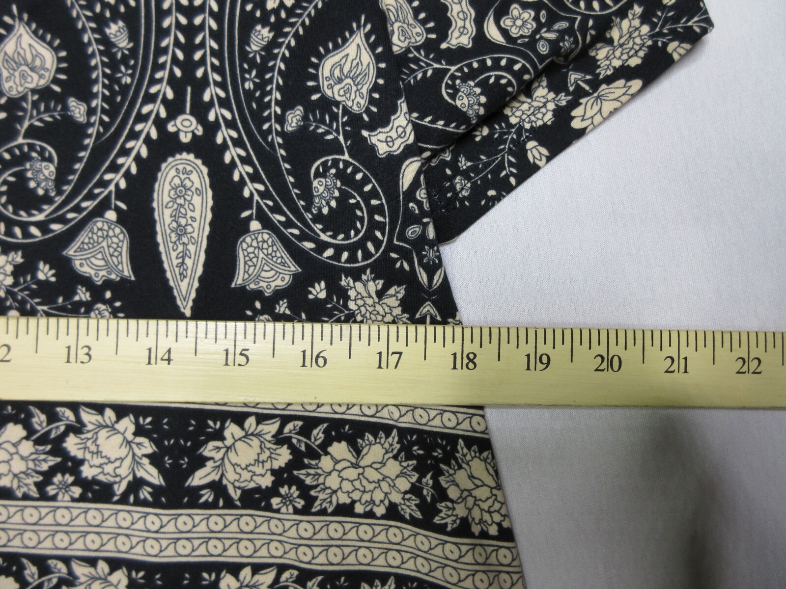 Voianlimo Womens Paisley Print Regular Fit V-Neck Top Short Sleeve Size M Black