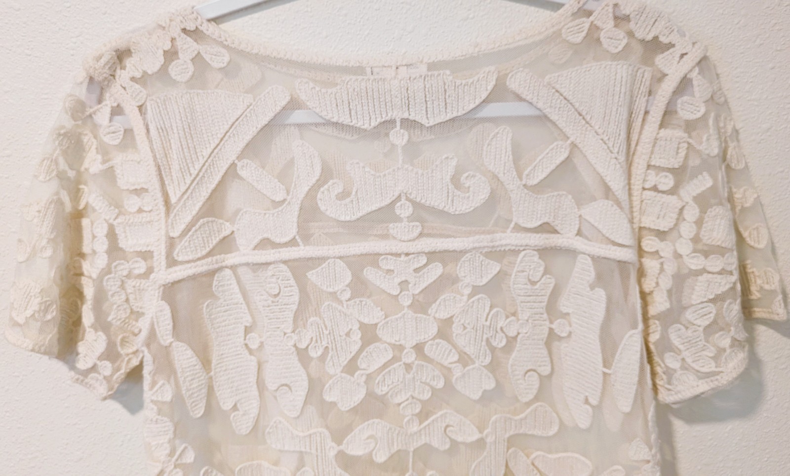 NWOT Med Ultra Pink Boho Chic Ivory Cream Abstract Lace Crochet Short Sleeve Top