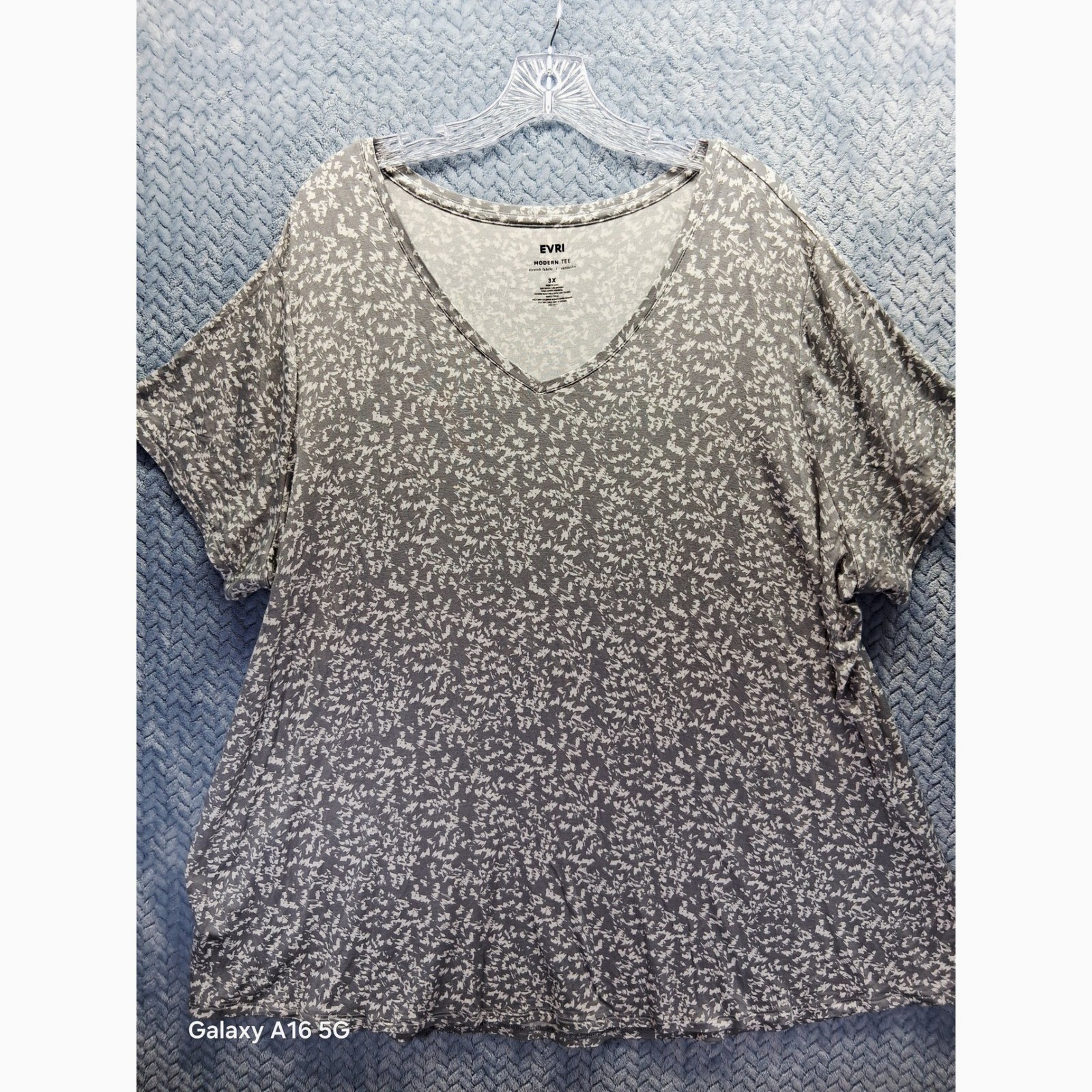 EVRI Modern Tee Womens 3X Grey White Abstract Print V-Neck Short Sleeve T-Shirt