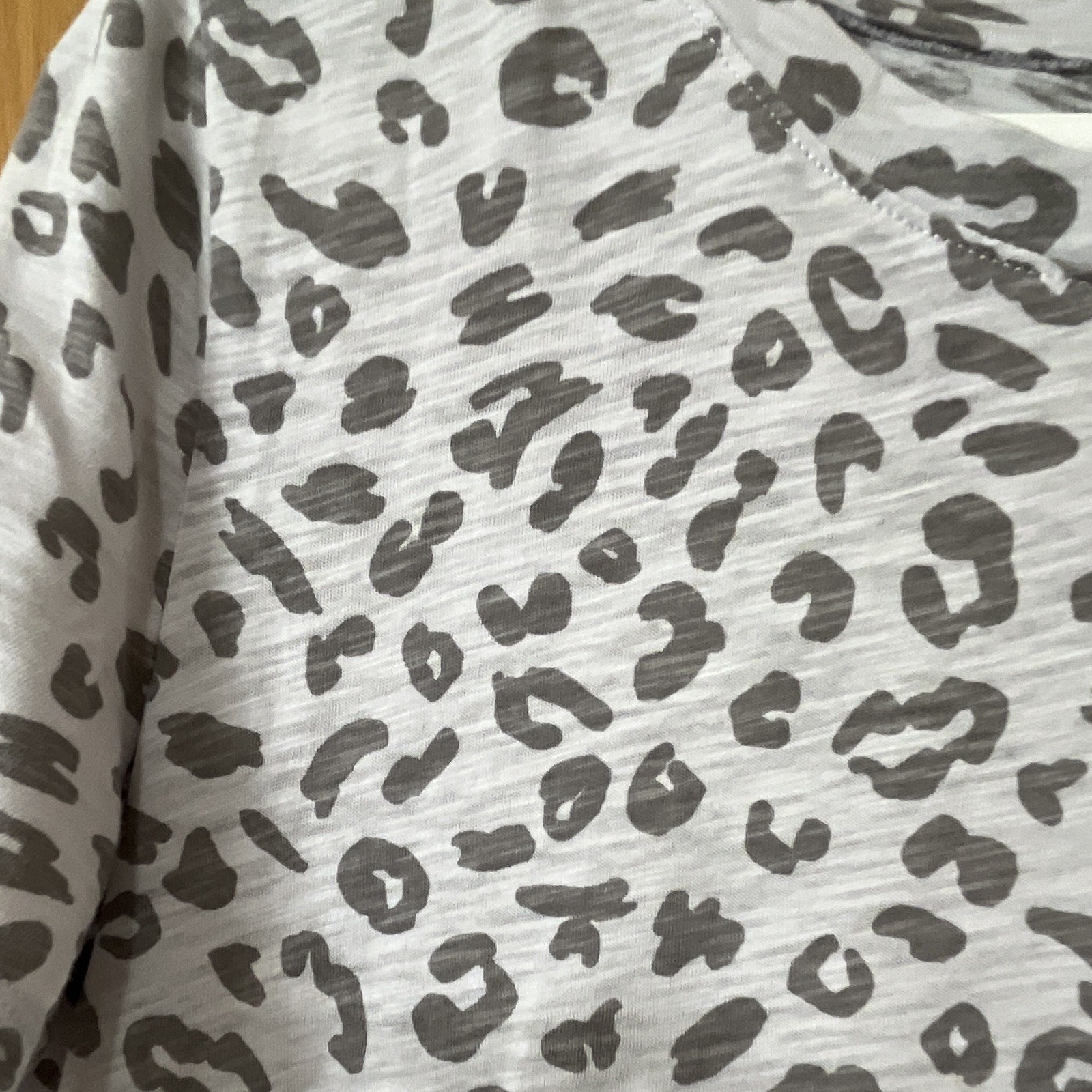 Old Navy Women’s Gray/Black Leopard Print Crew Neck Short Sleeve Cotton Tee M