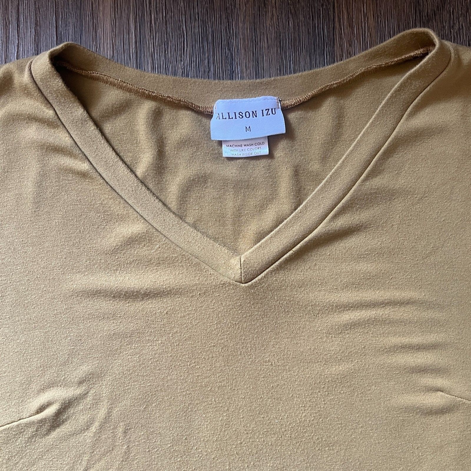 Allison Izu chartruse minimalist capsule indie short sleeve v neck t shirt M