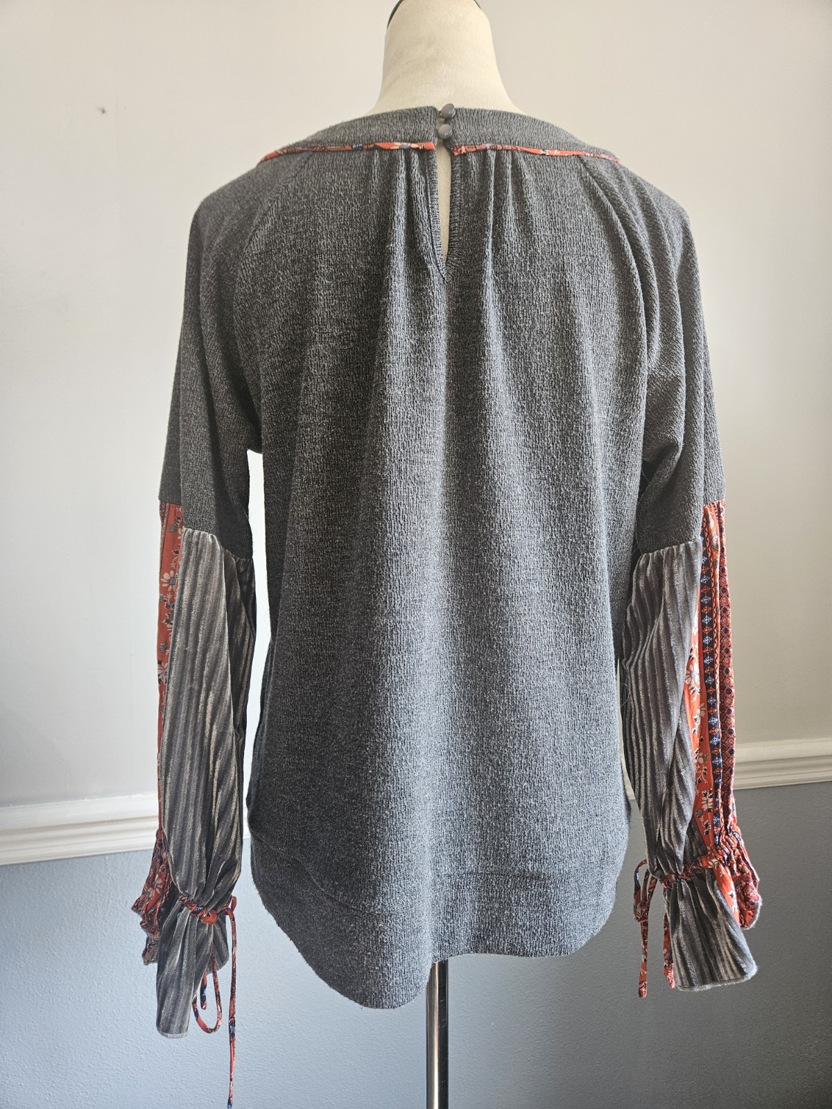 THML Boho Charcoal Gray Knit Top Crushed Velvet Bell Sleeve Floral Trim Size M