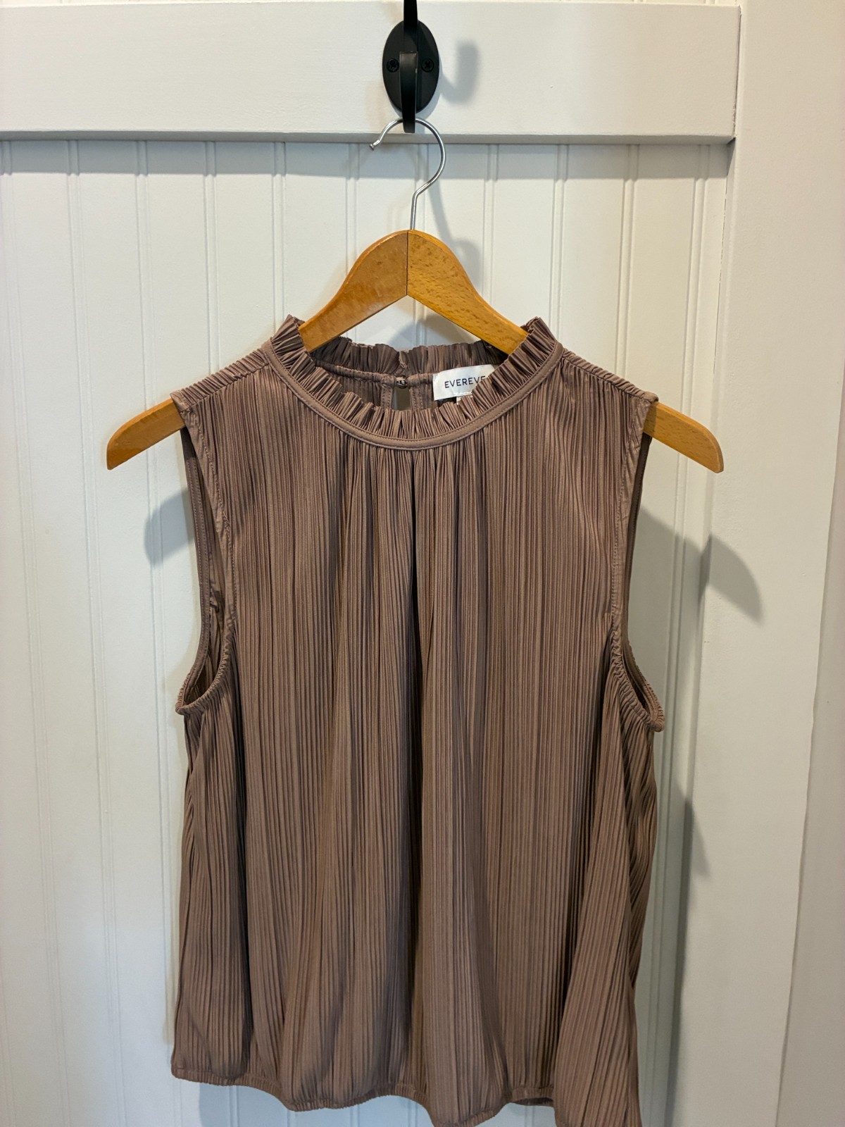 Evereve Women’s Sleeveless Mauve Brown Pleated Top with Ruffle Neck XL
