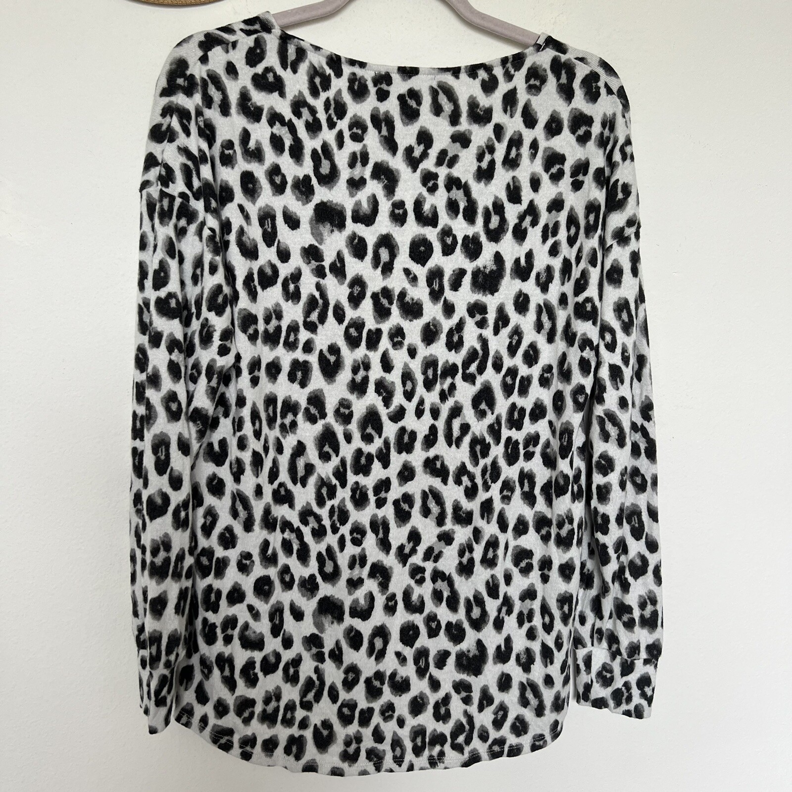 NWT GIBSONLOOK Fleece Sweater Ivory Black Animal Print V-Neck Top Small Womens