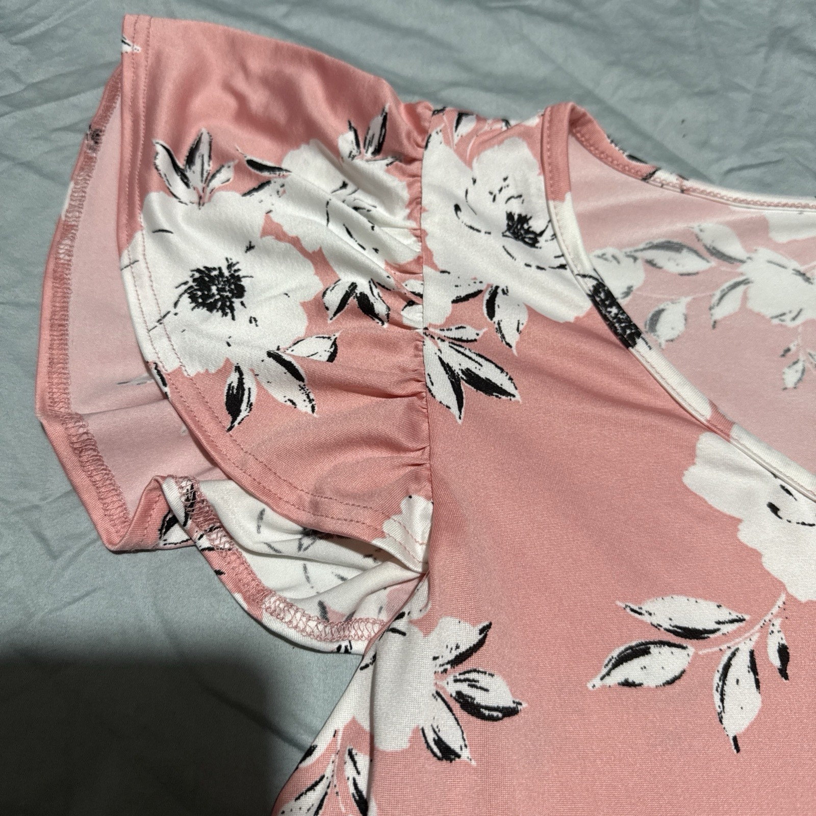 Be Stage Women’s Pink Floral Ruffle Sleeve V-Neck Top, Size Medium Shirt