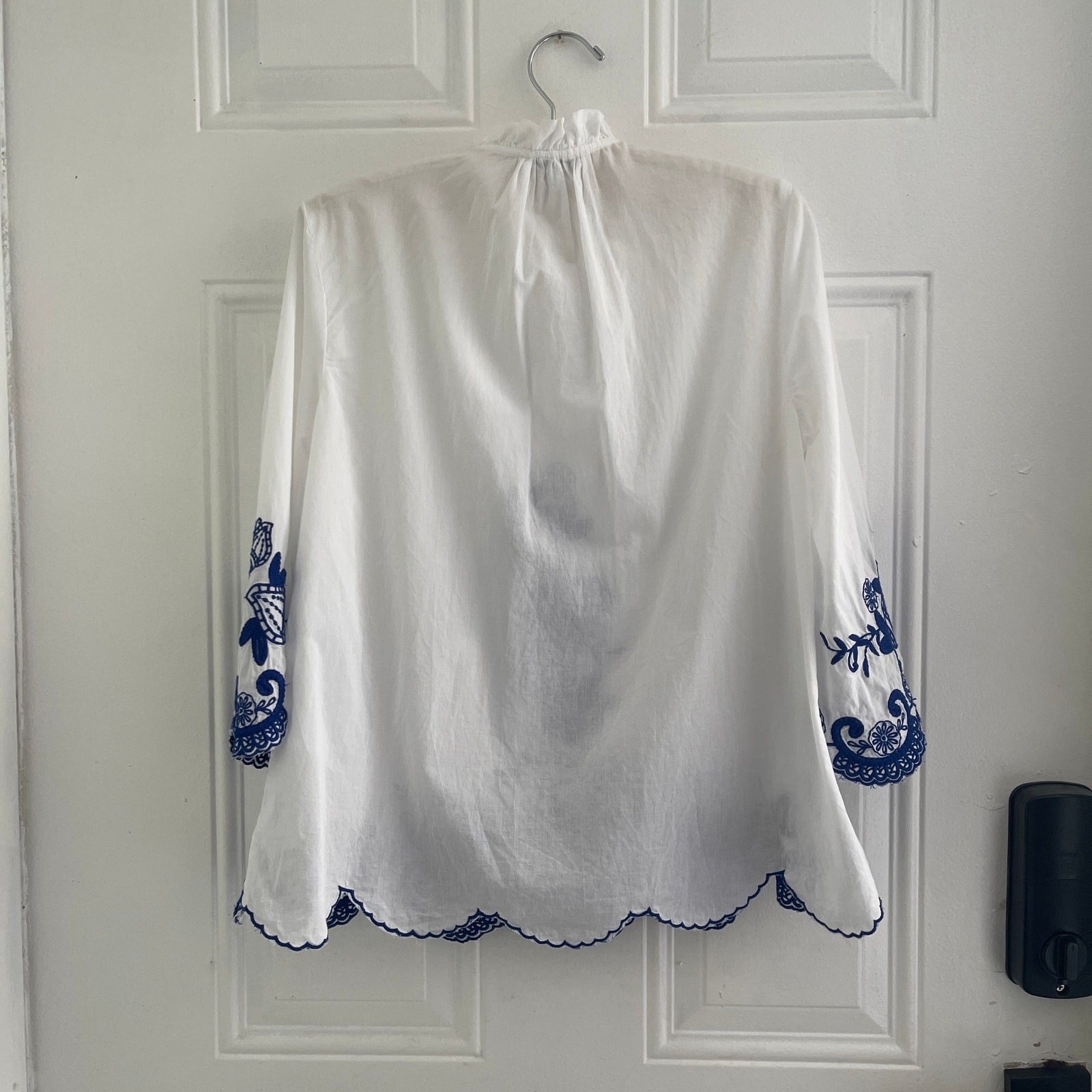 Chico’s White Blue Embroidered Cotton Peasant Blouse Tassel Tie Size 0 Small 4
