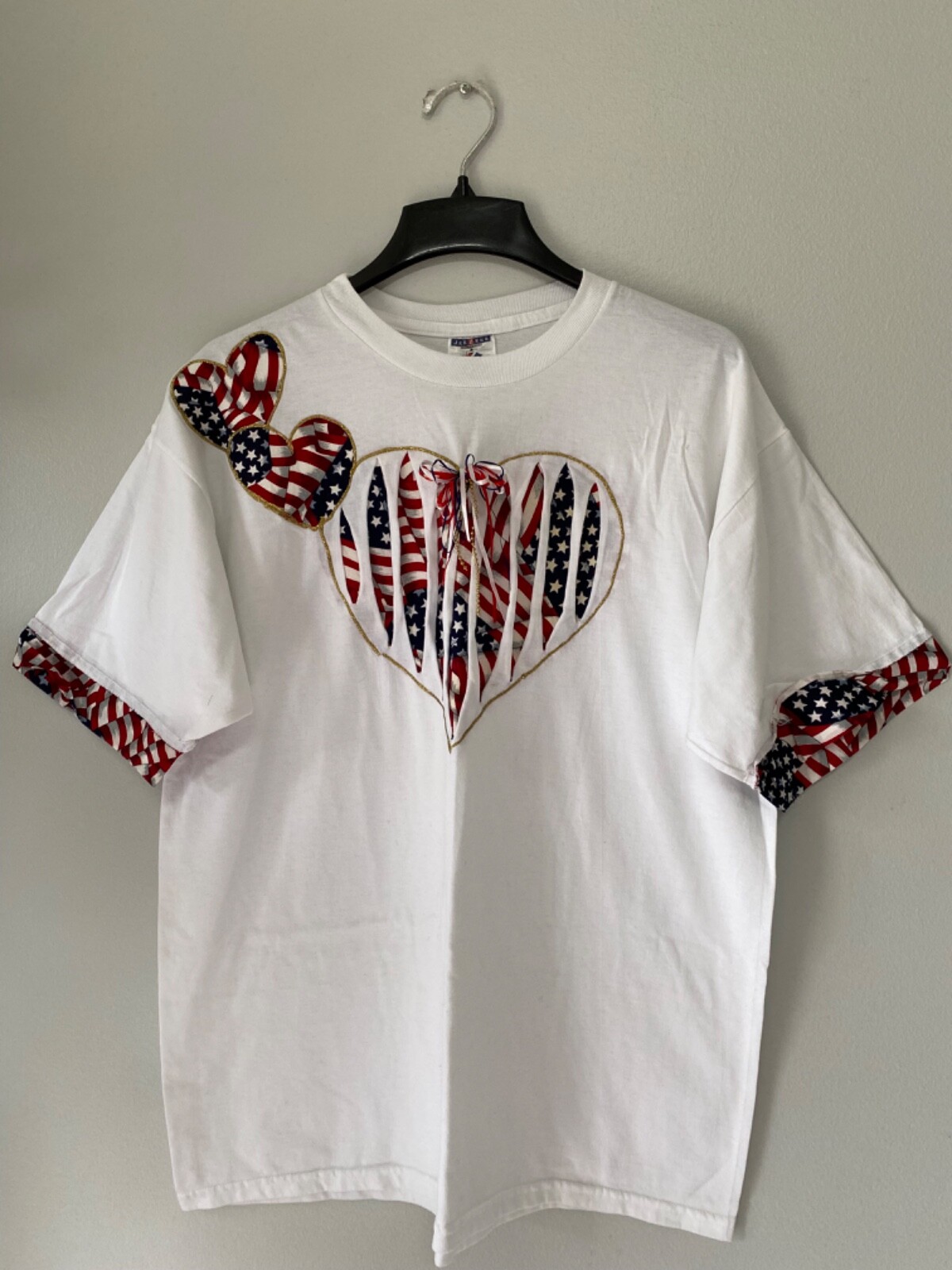 JERZEES WOMEN’S WHITE BOW AND HEART WITH A FLAG INSIDE PATRIOTIC SHIRT SIZE XL
