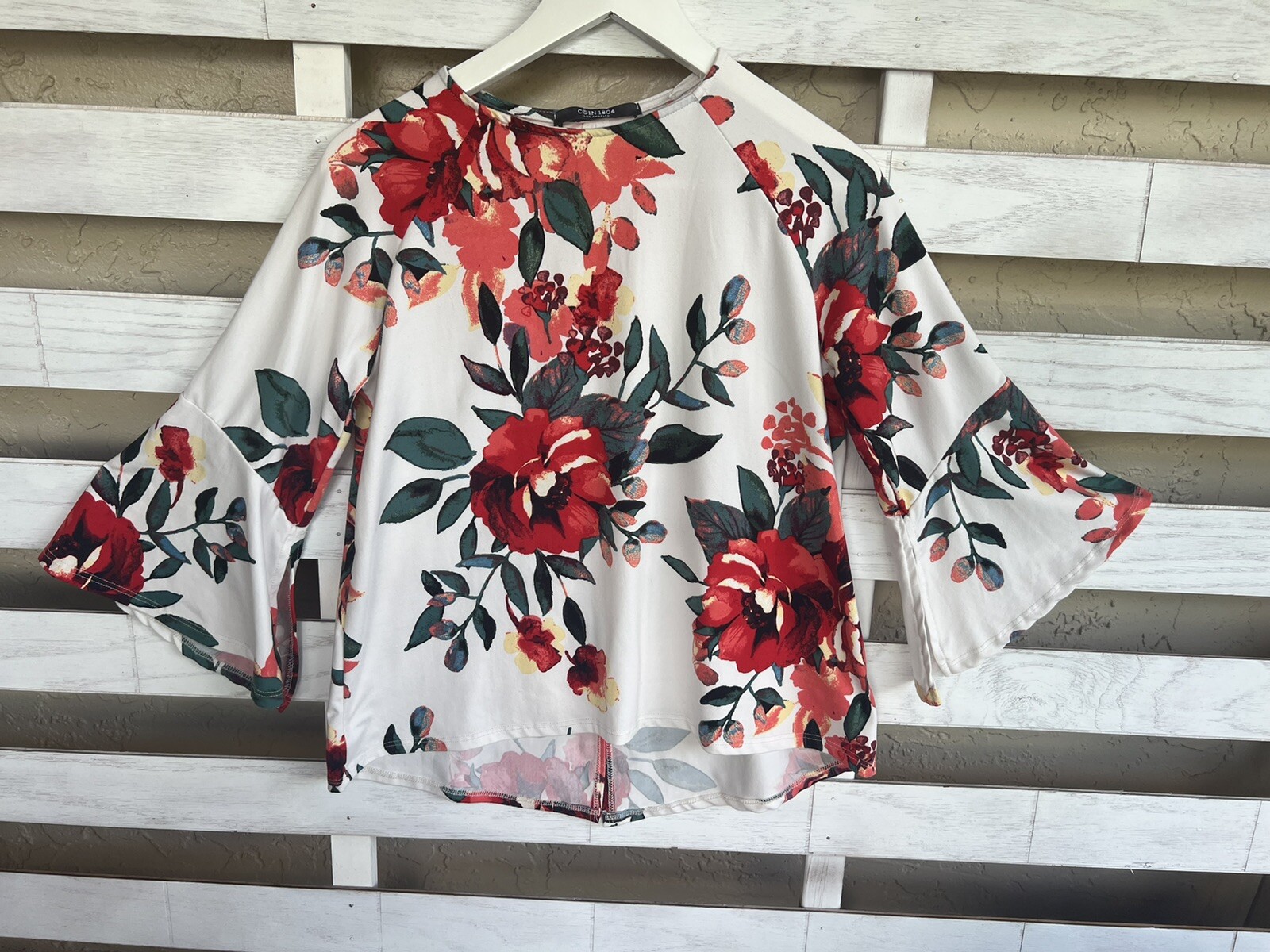 Coin 1804 Red White Soft floral Top Shirt Bell Sleeves Buttoned Back Women’s S