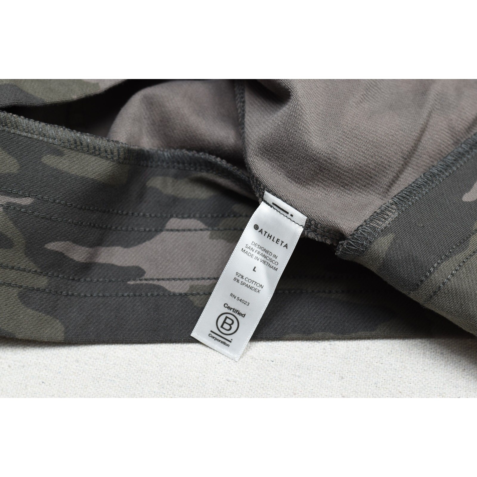 Athleta Hoodie Womens Large Cropped Pullover Stretch Kangaroo Pocket Camo