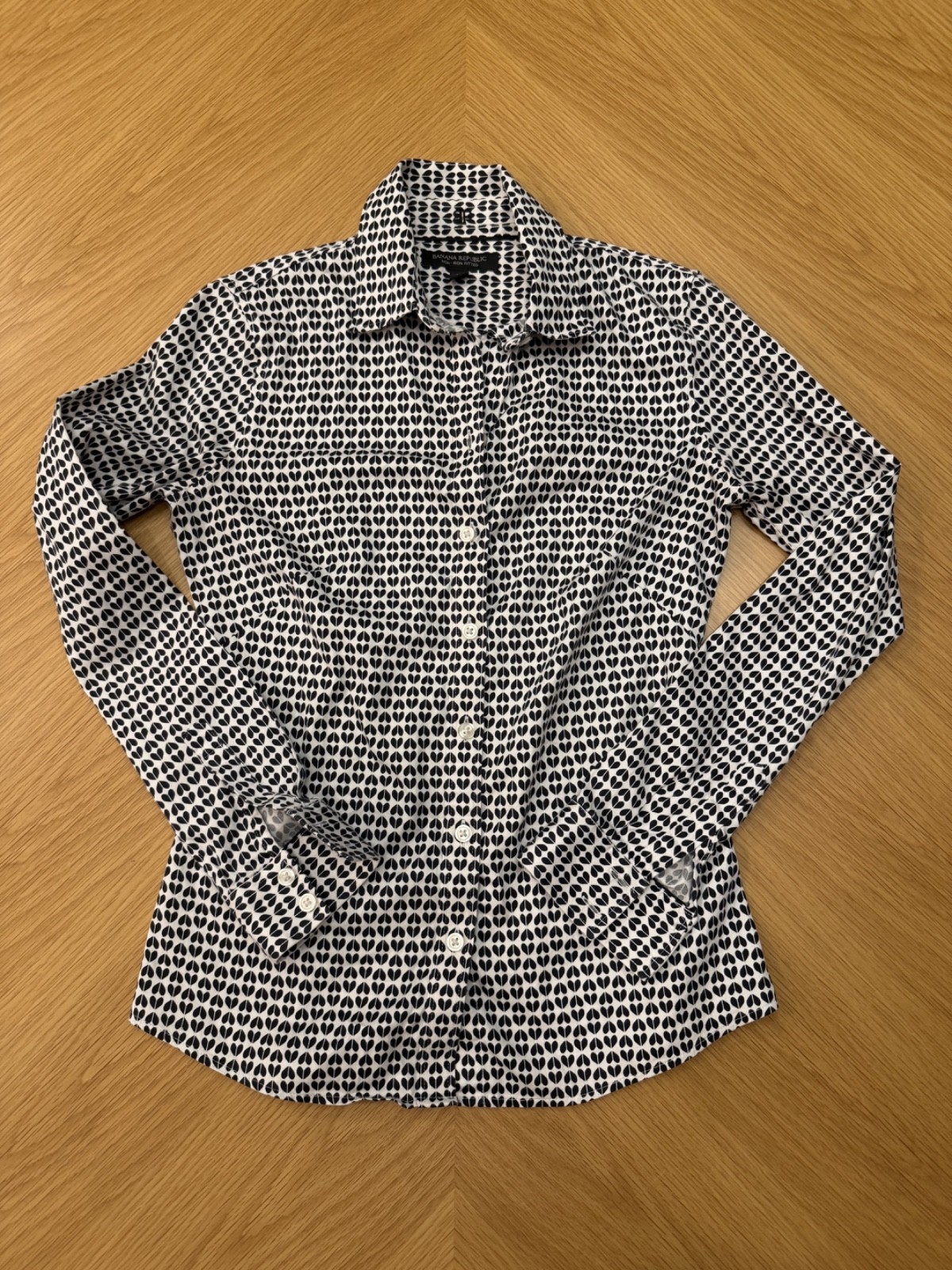 Banana Republic Women’s Non-Iron Fitted Heart Print Button Up Shirt Size 0
