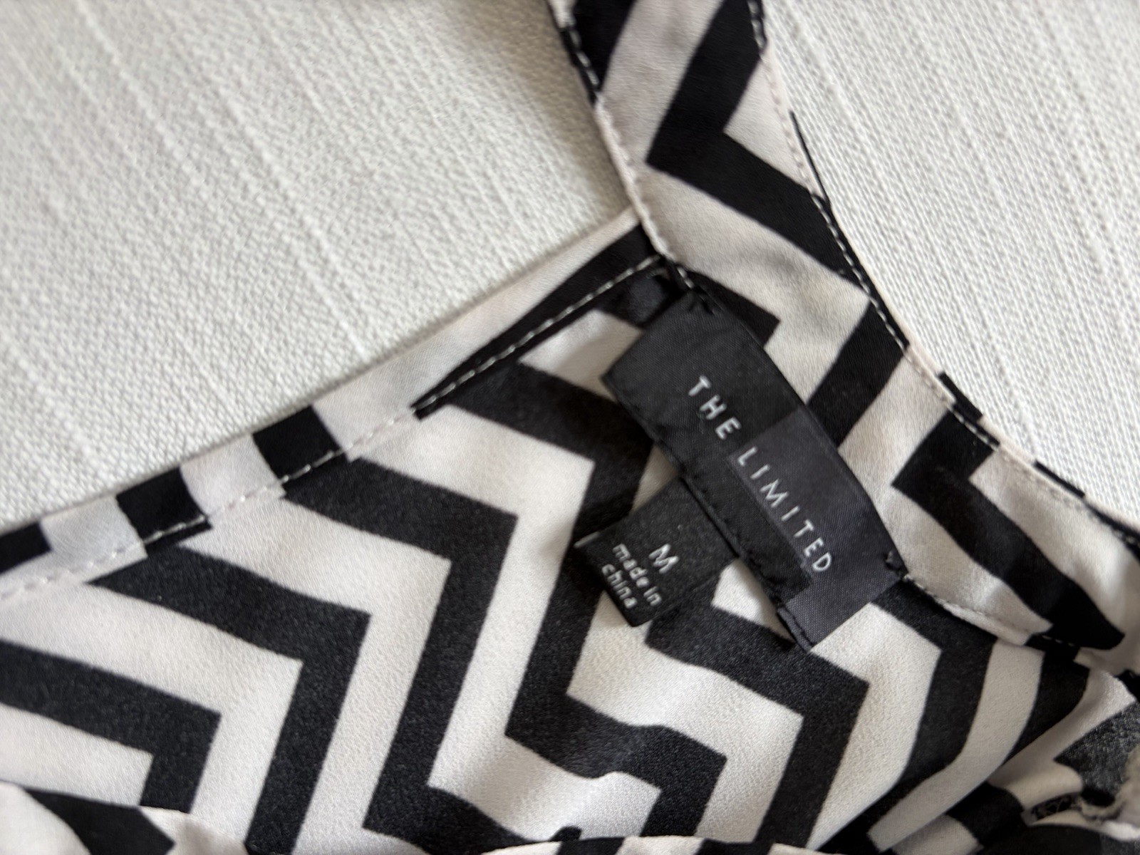 The Limited Women’s Black/White Chevron V-Neck Keyhole 3/4 Sleeve Blouse M y2k