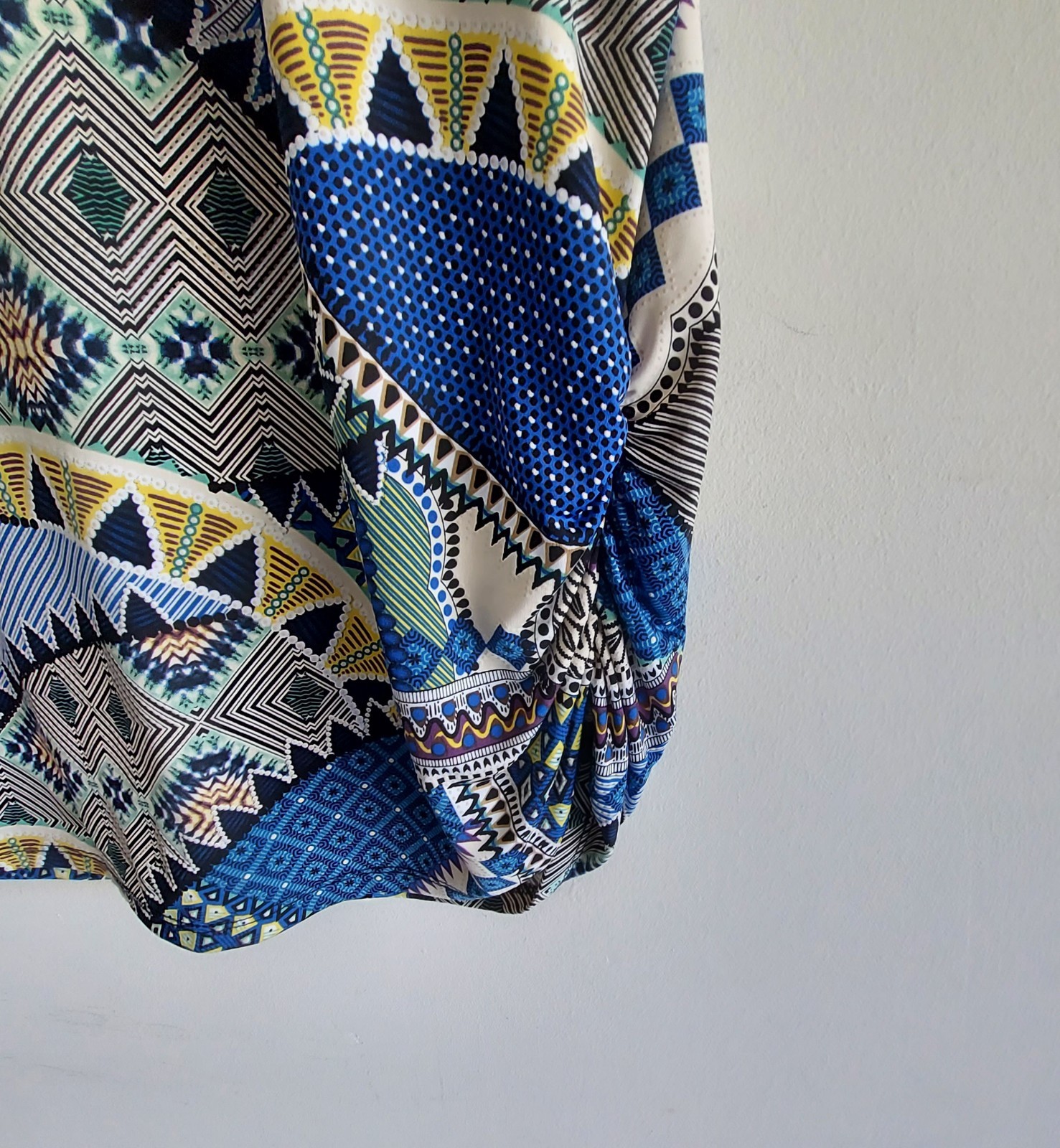 ESPRESSO Womens 1X Blue & Black Multi-Print Stretchy Blouse, Body Conscious