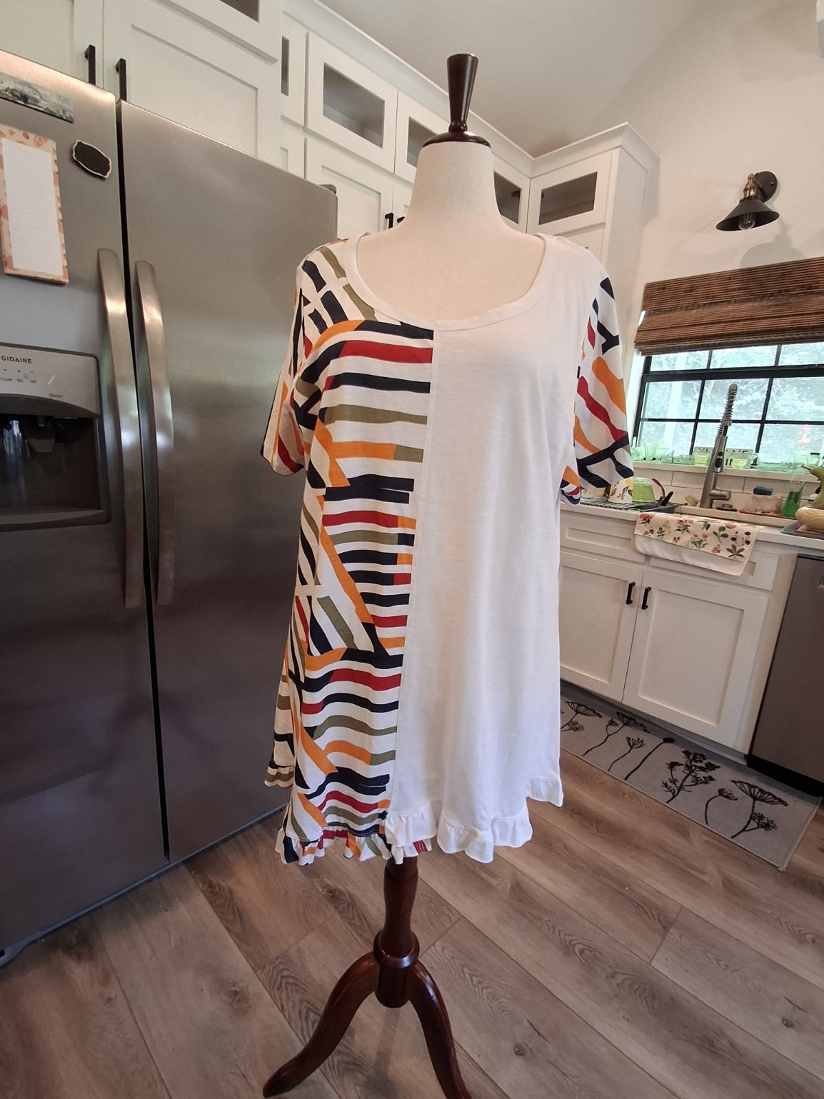 ZIM AND ZOE ONE SIDE SOLID WHITE THE OTHER GEOMETRIC LINE PRINT SIZE 20W