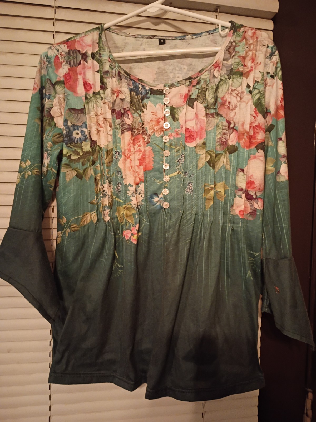 Women M Regular Green Pink White Floral Long Sleeve Button Accents Blouse