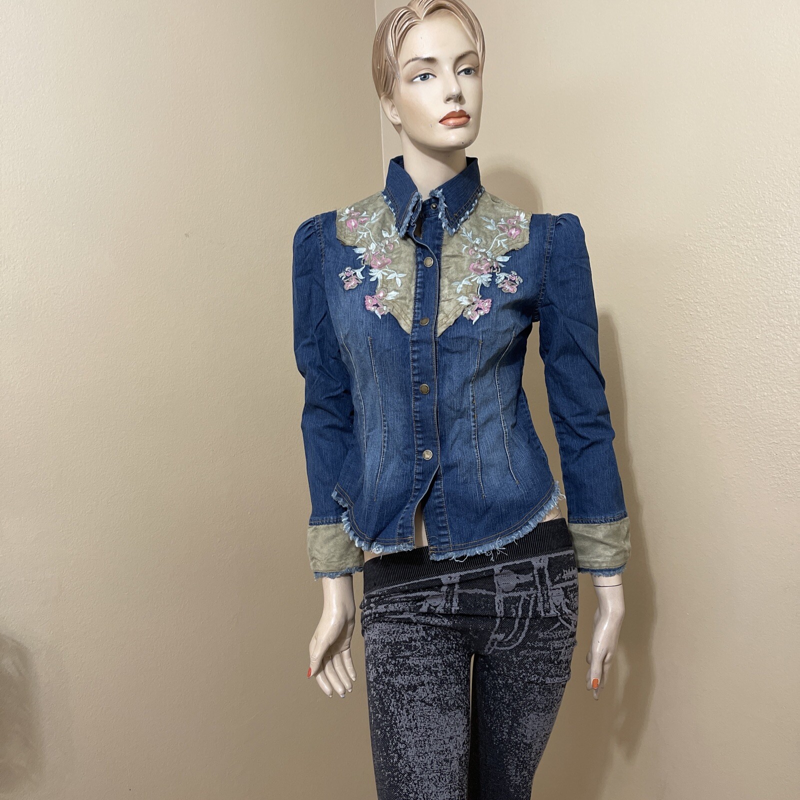 Women’s Blue Denim Cotton Velvet Patch Embroidered Buttons Size S Blouse Top