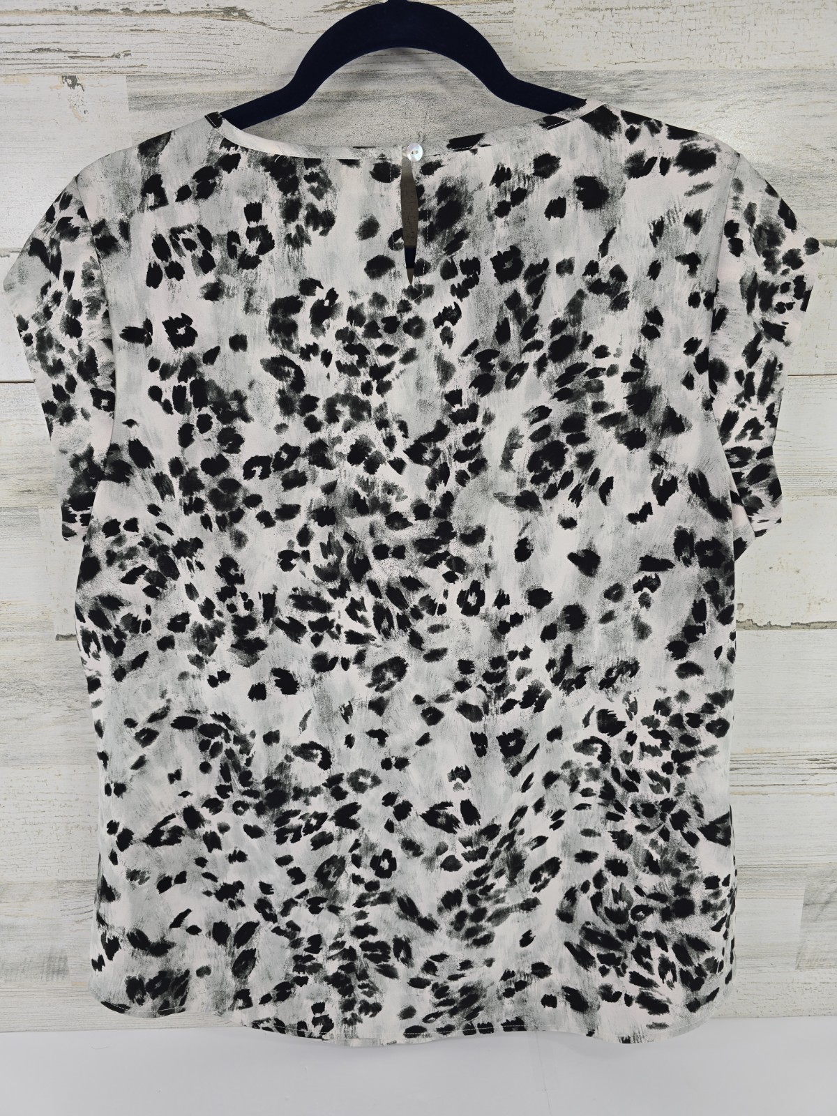 CHICO’S Blouse Animal Print Popover SIZE 1 Medium White Black Gray Cap Sleeve…