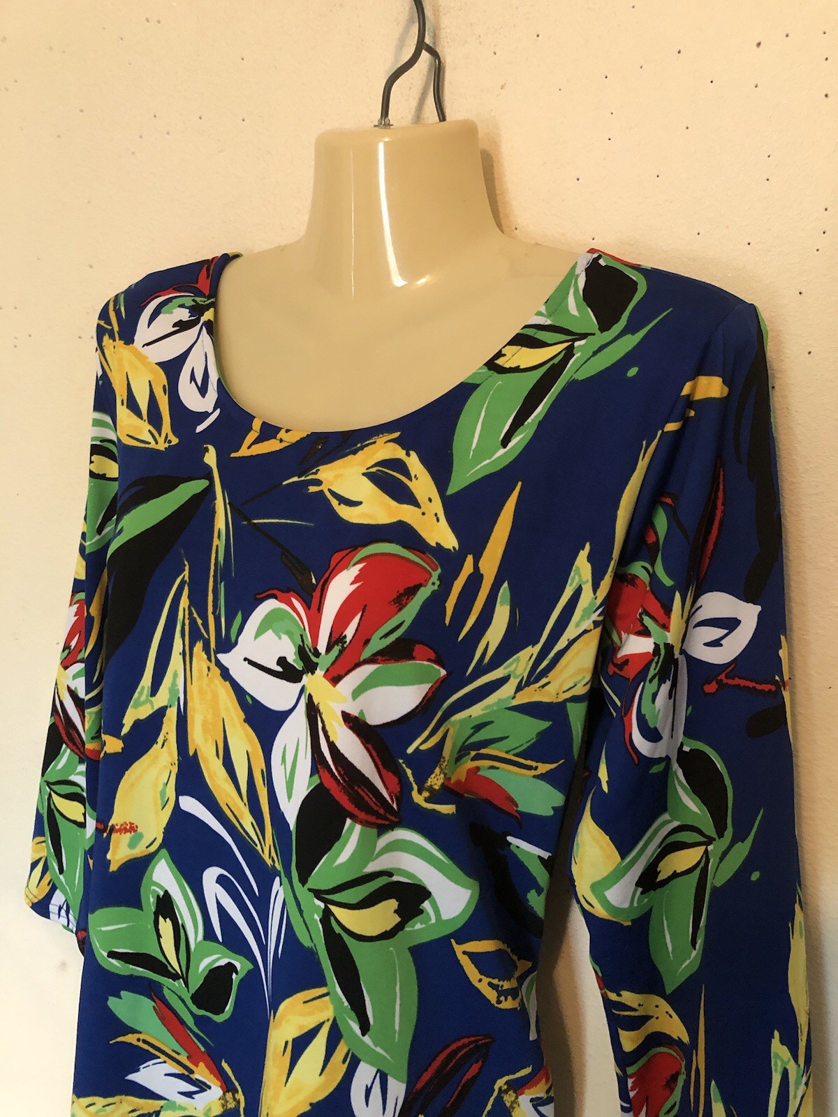 Easy Care Shark Bite Hem Tunic Top Sz Medium Blue Tropical Print Popover Blouse