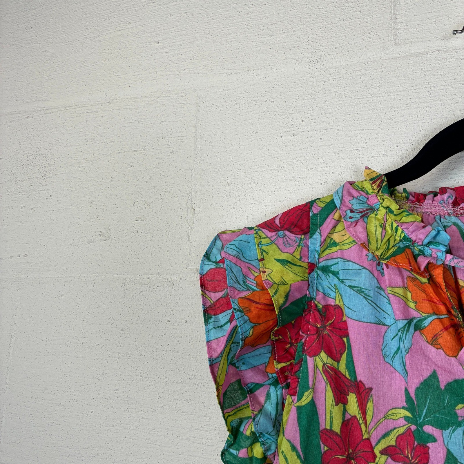 AVARA Womens Flutter Sleeve Floral Ruffle V-Neck Top Size S Resort Vacation