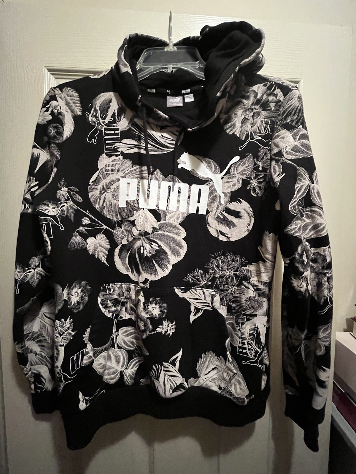 PUMA Black/White Floral Logo Graphic Pullover Hoodie Fleece Pockets M