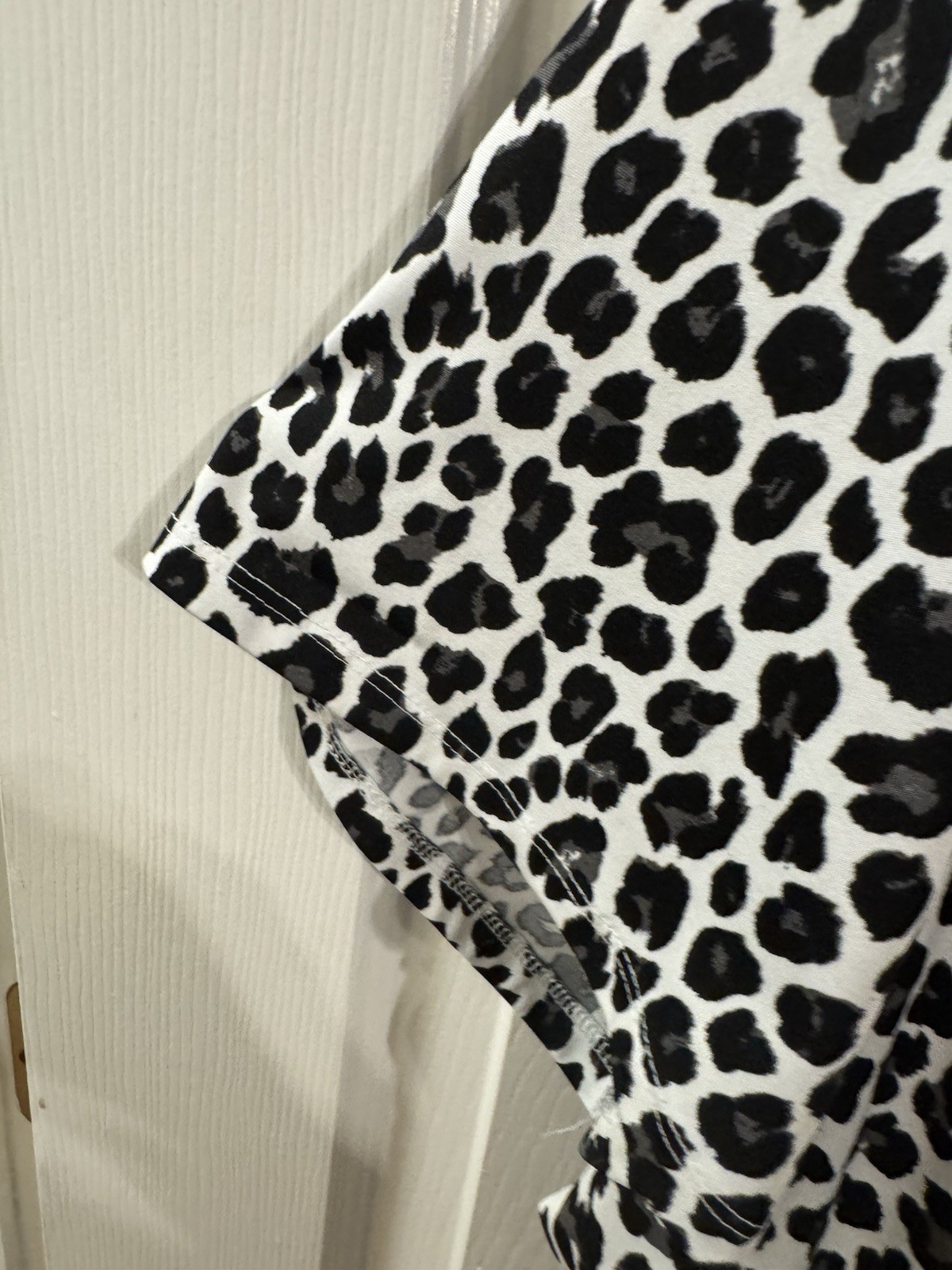STRETCHY BLACK, GRAY, WHITE ANIMAL PRINT BLOUSE-FYVE BRAND-SIZE 3X-GOLD ZIPPERS