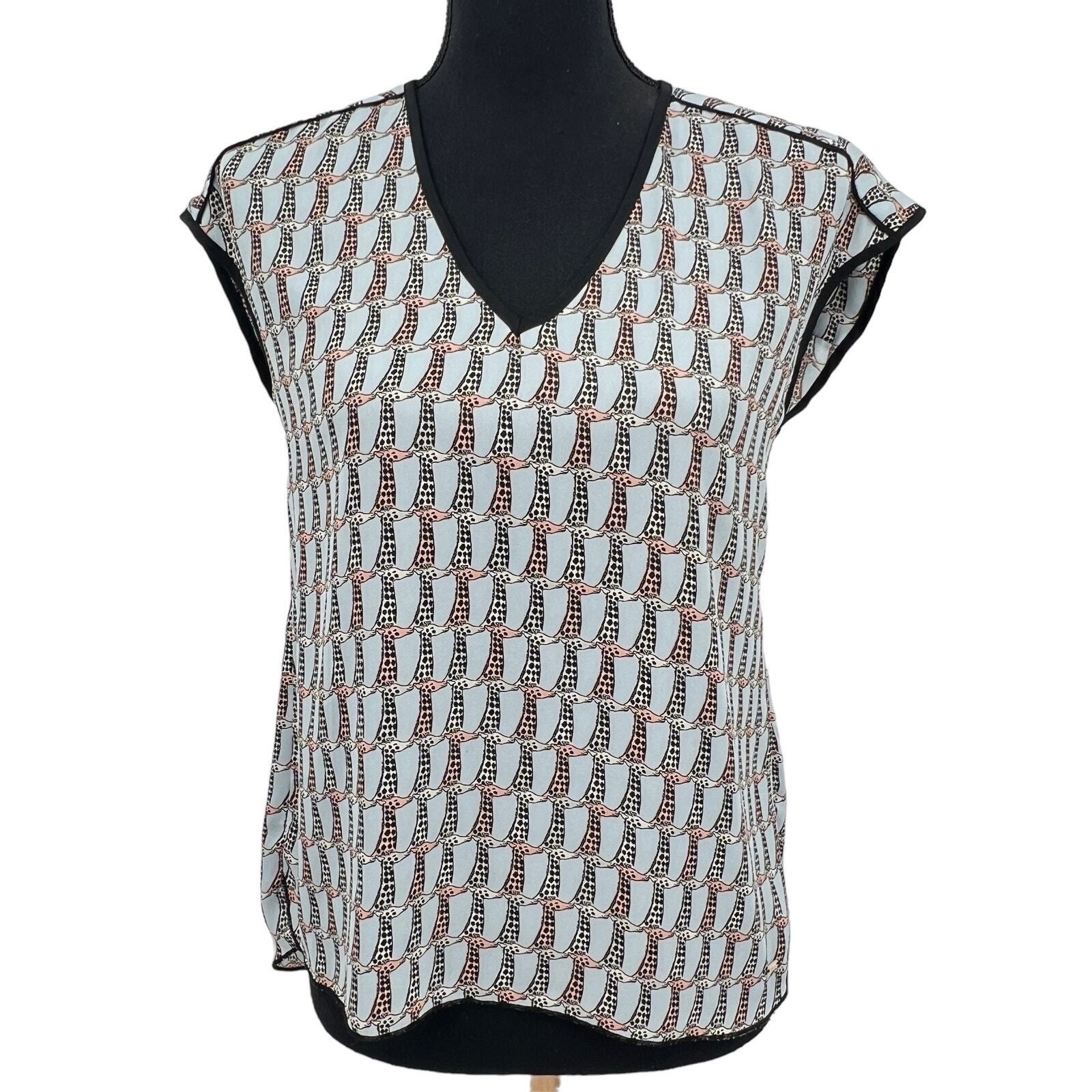 CKS Womens Sleeveless Shirt Giraffe Print V Neckline Blouse Novelty Print Med