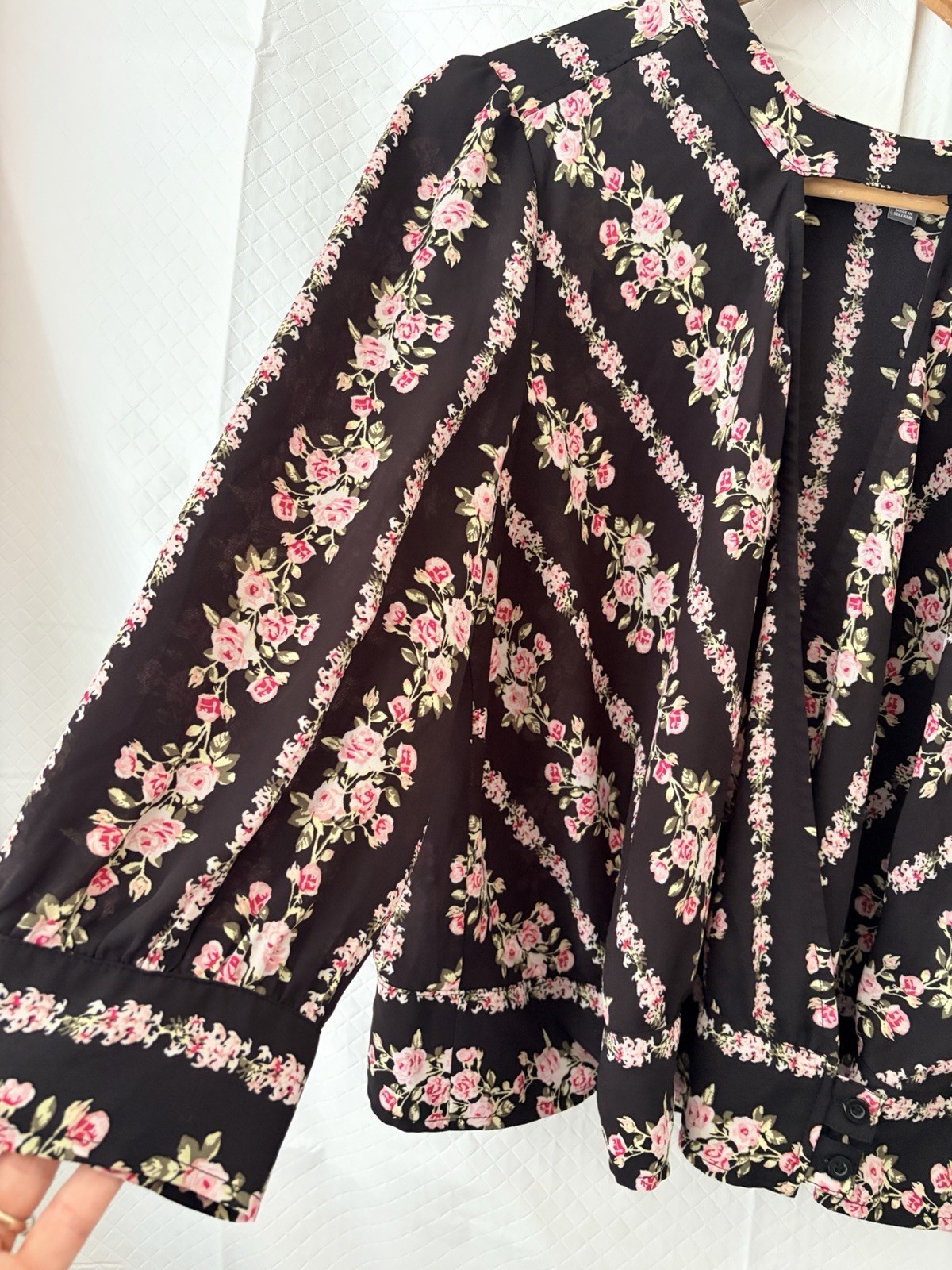 Soho New York and company black floral Long sleeve blouse medium women’s