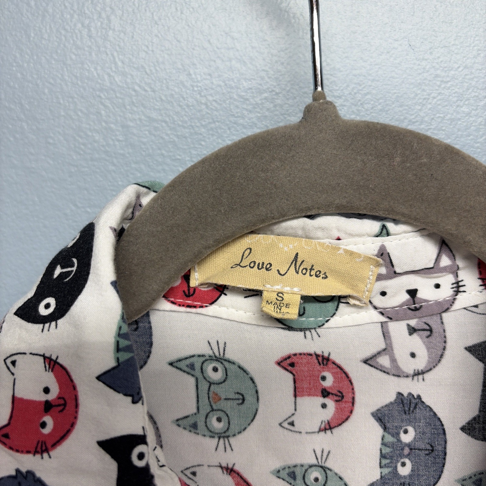 Love Notes Cat Print Button Front Shirt Women’s Sz Small – Rayon Novelty Top
