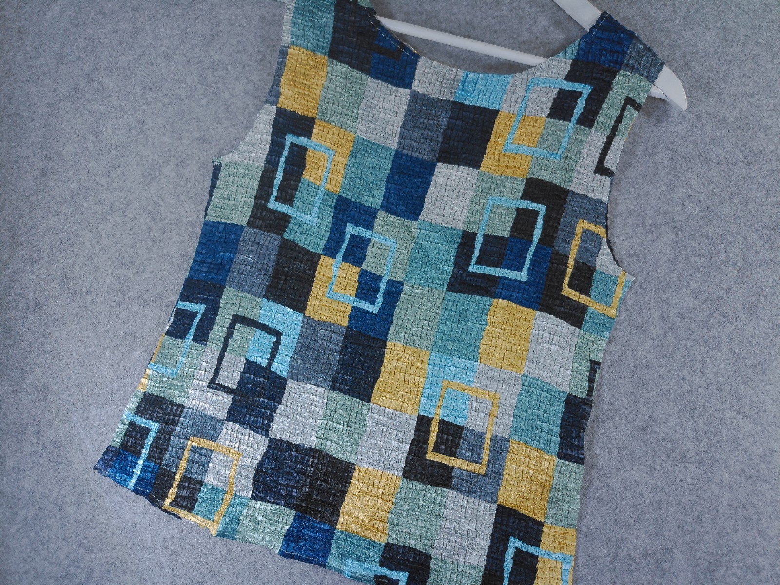 Casual Corner Women’s Crinkle Tank Top Large Blue Geometric Sleeveless NWT