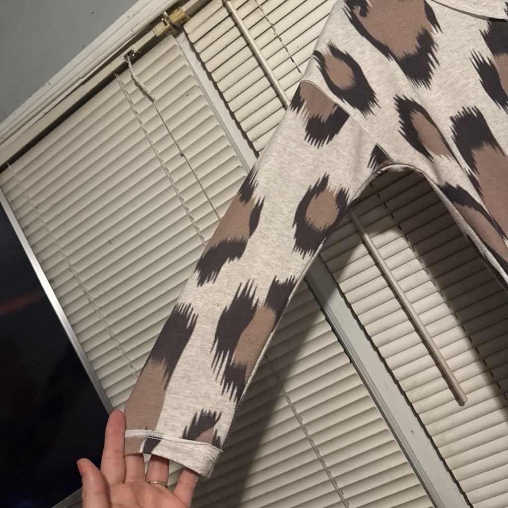 BELINDA Animal Print V-Neck Long Sleeve Pullover T-Shirt Beige/Brown/Black S