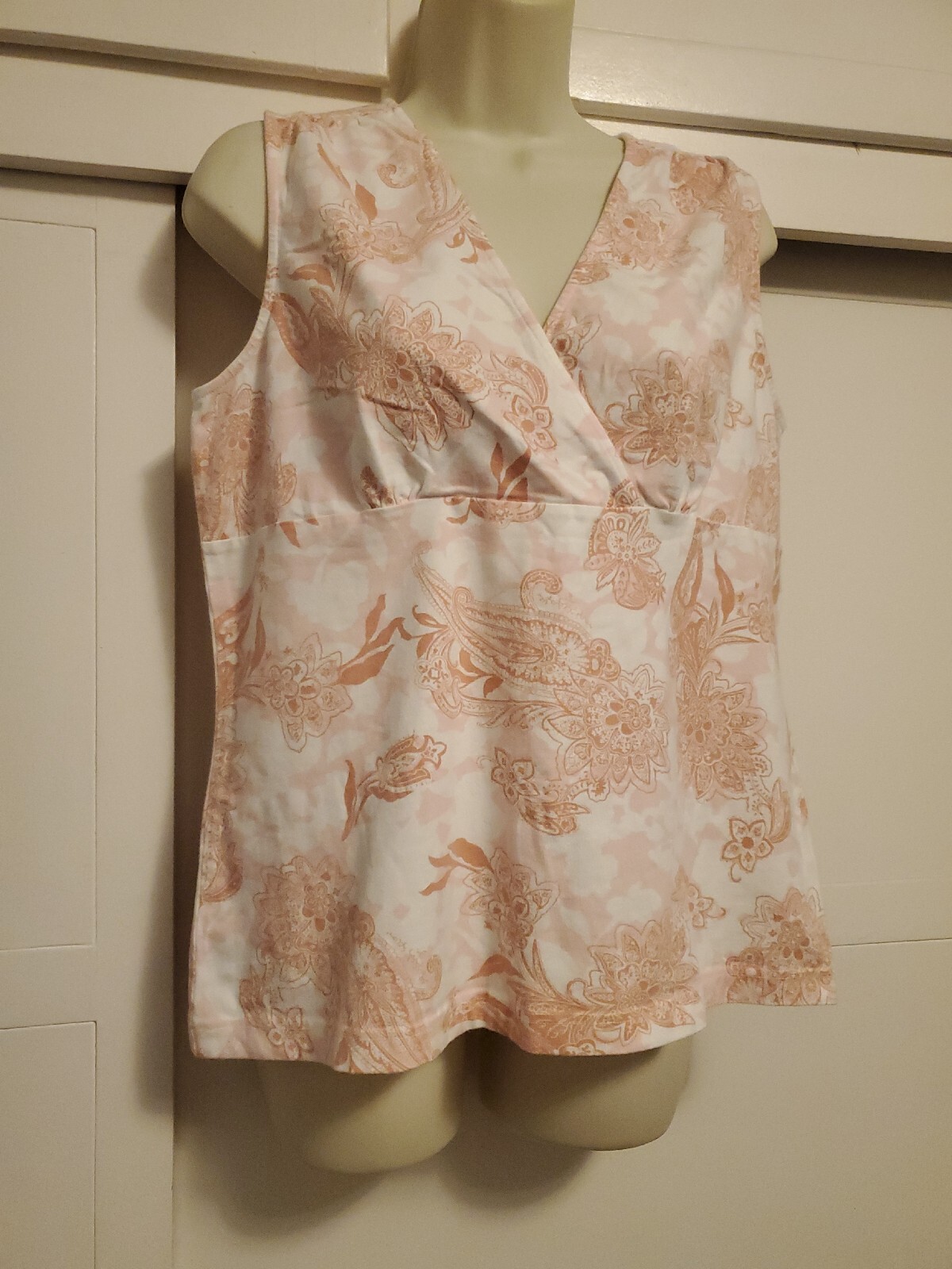 VAN HEUSEN Womens Size L White Pink Floral Sleeveless Shirt Tank Top