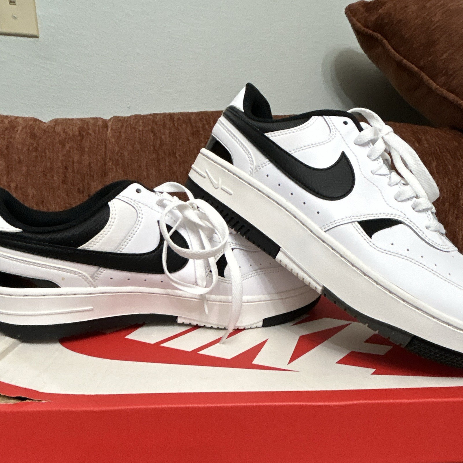 Nike Gamma Force White/Black Low Top Leather Lace-Up woman’s Sneakers DX9176-100