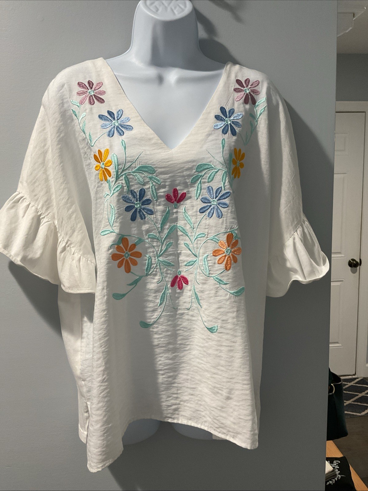 NWOT Tribal Jeans Short Sleeve V-neck White With Floral Embroidery XXL Top