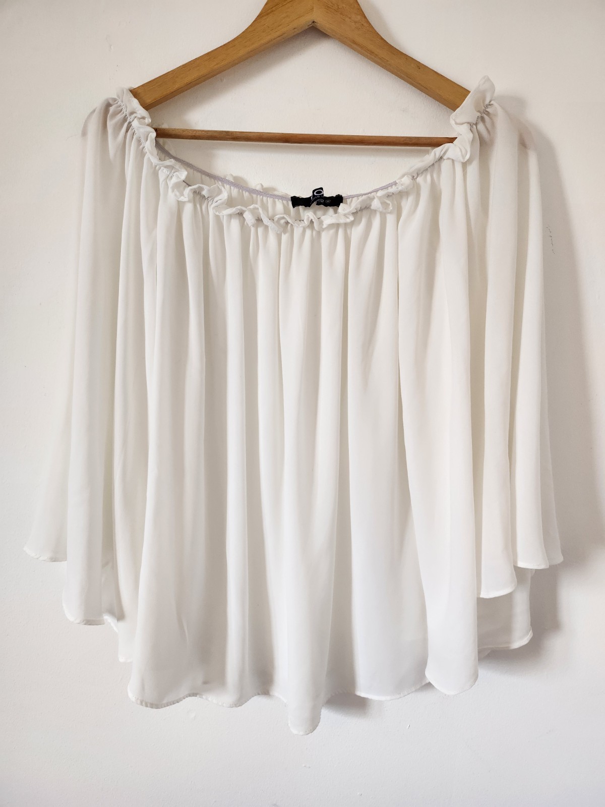 Whimsical White Lightweight Summer Floaty Top Size Medium Holiday Party Autumn
