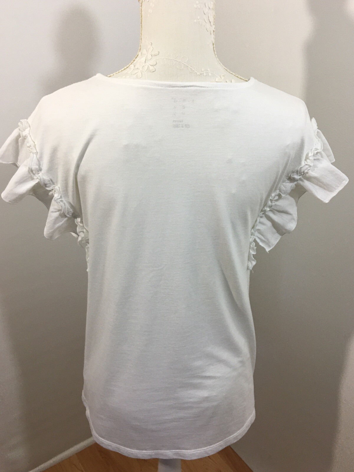 A.N.D. Ladies Top Sz M White Ruffle Cap Sleeve Hi Lo Hem Pullover