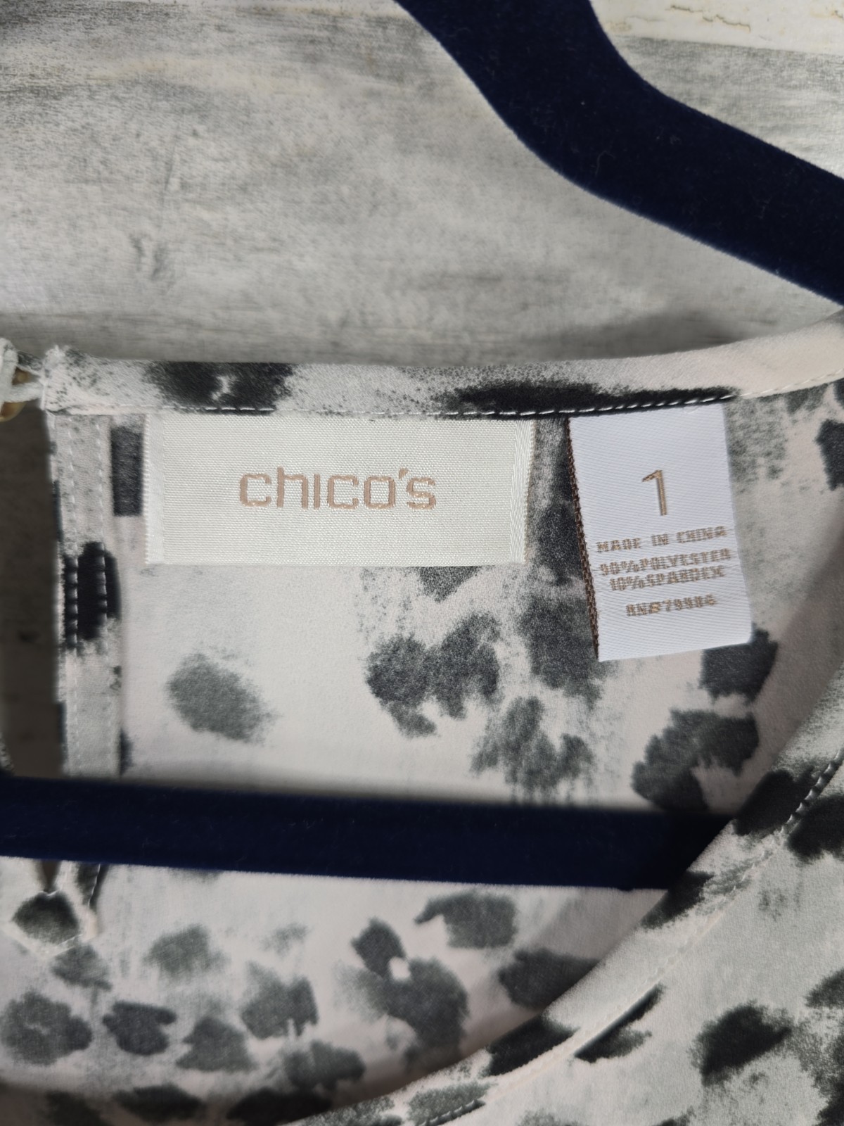 CHICO’S Blouse Animal Print Popover SIZE 1 Medium White Black Gray Cap Sleeve…