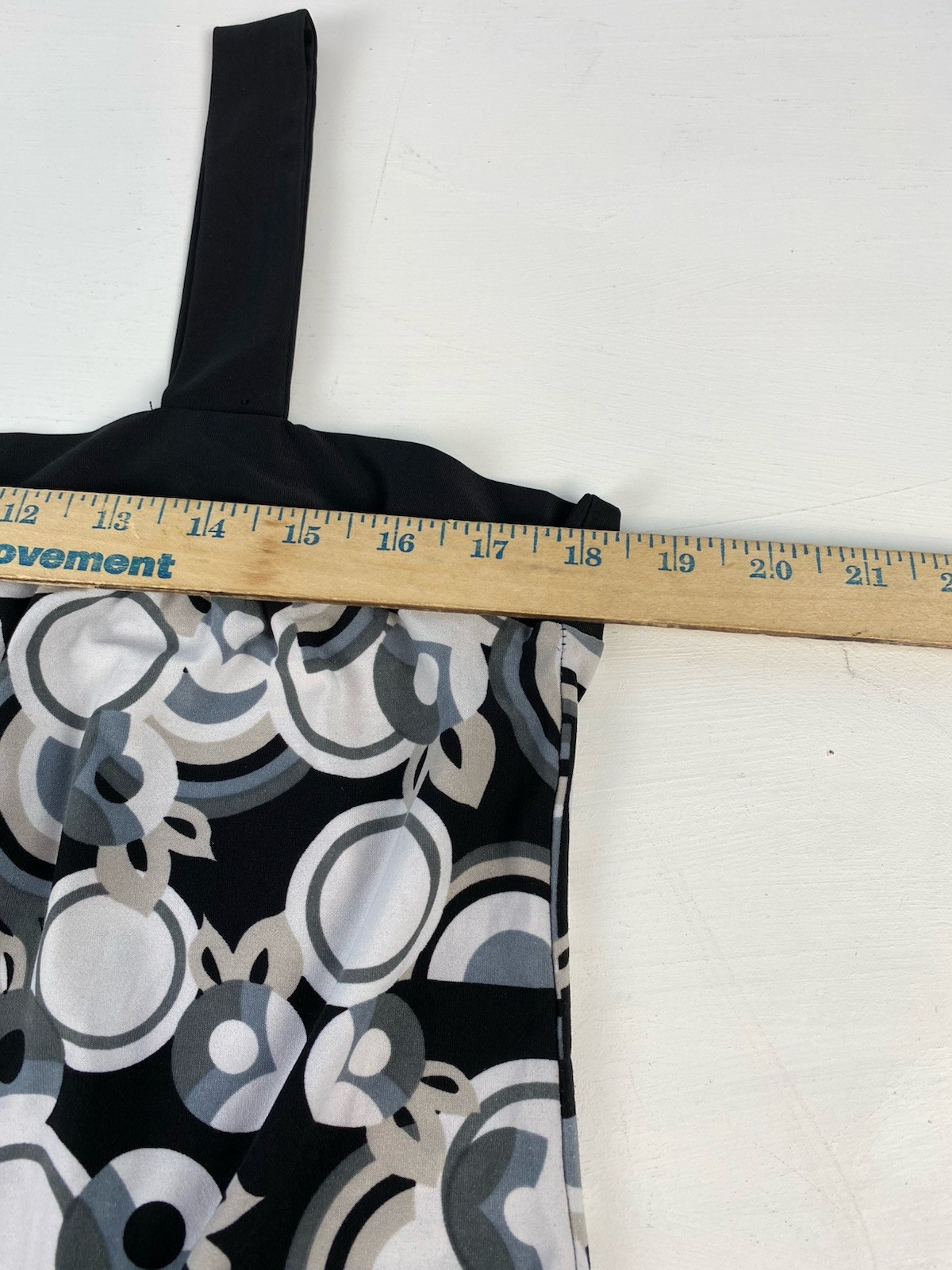 Essentials Women’s Square Neck Geometric-Print Tank Top Banded Hem Size L