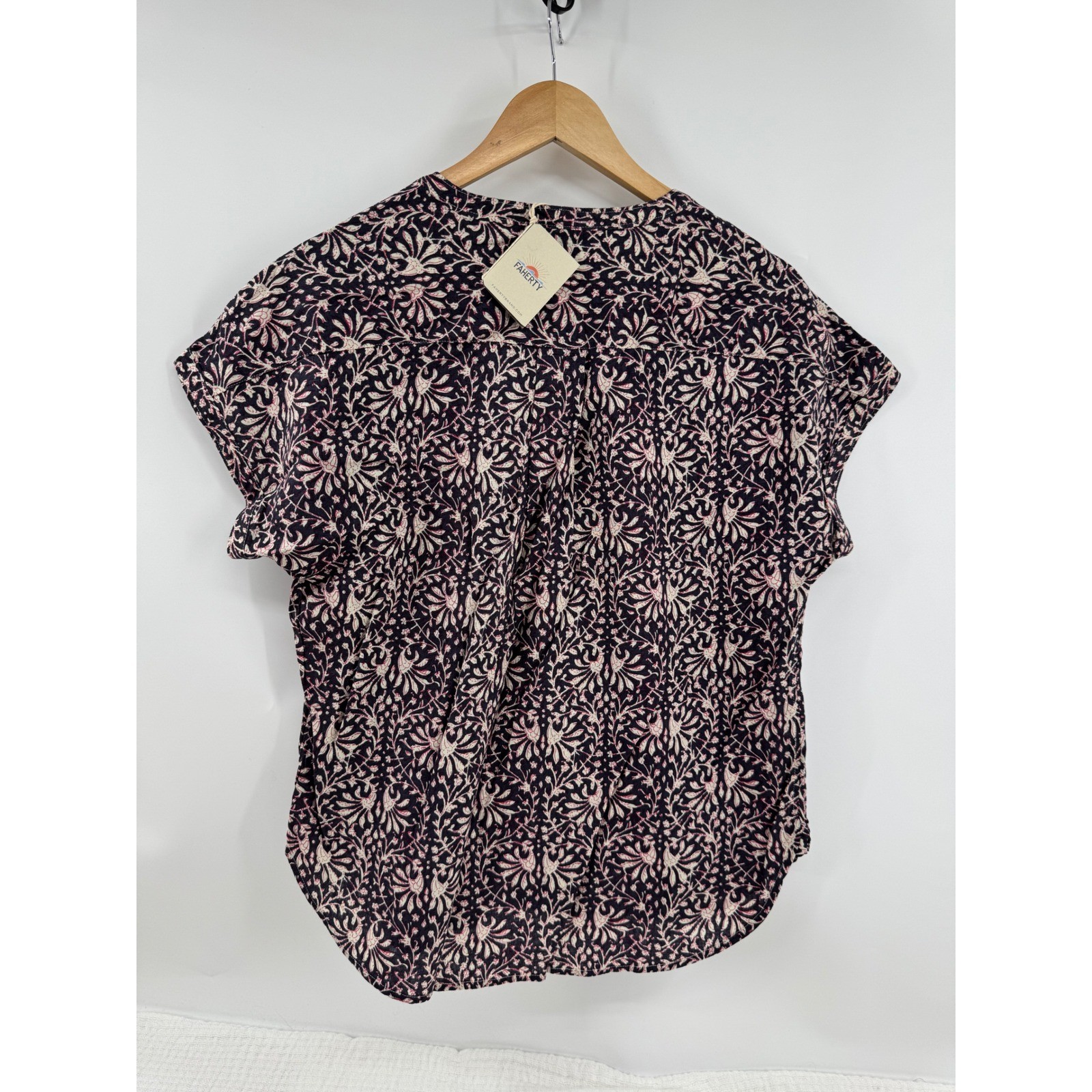 New Faherty Linen Blend Top Blouse Navy Pink Floral Novelty Print Size Small